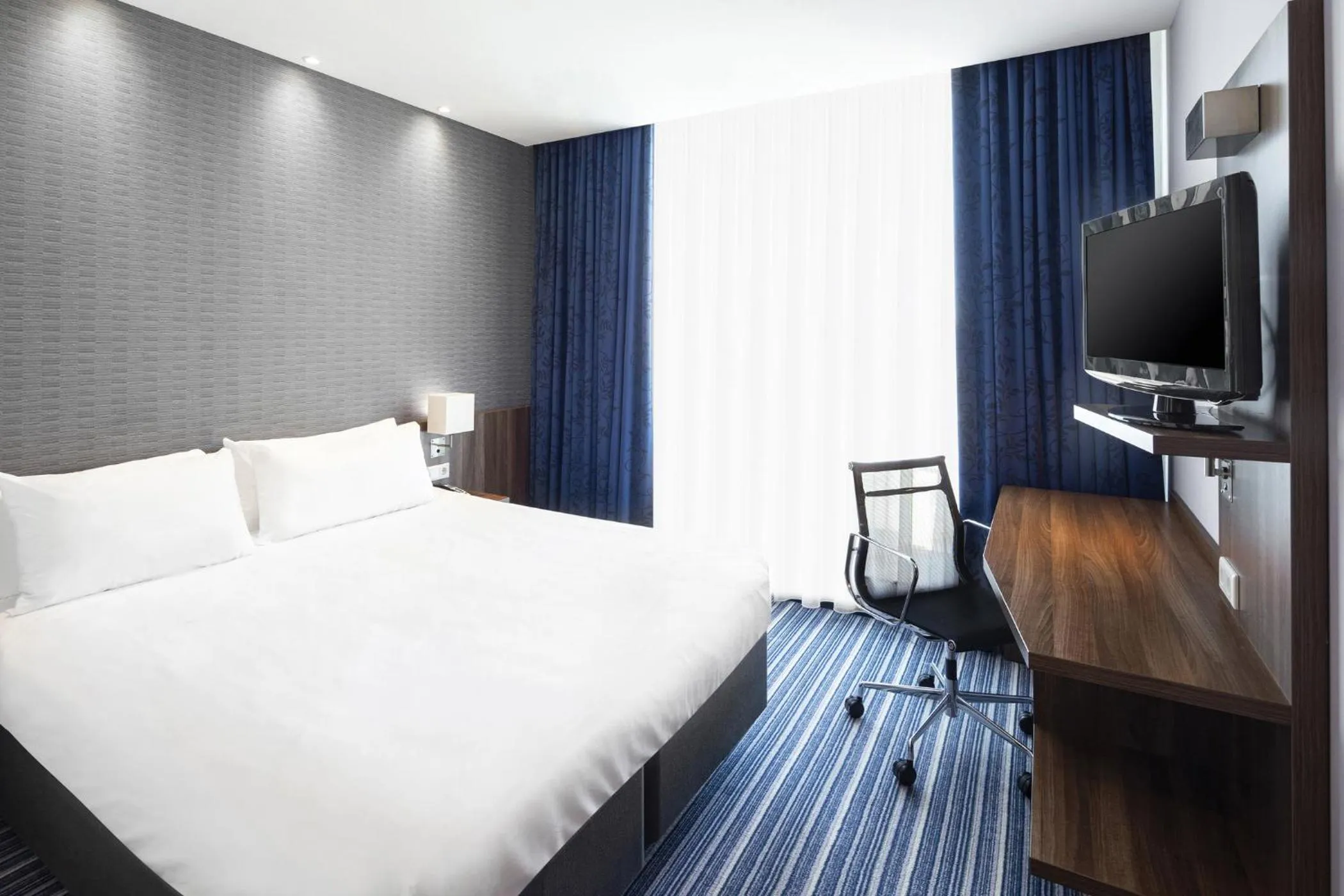 Bed in Holiday Inn Express Amsterdam - Schiphol by IHG
