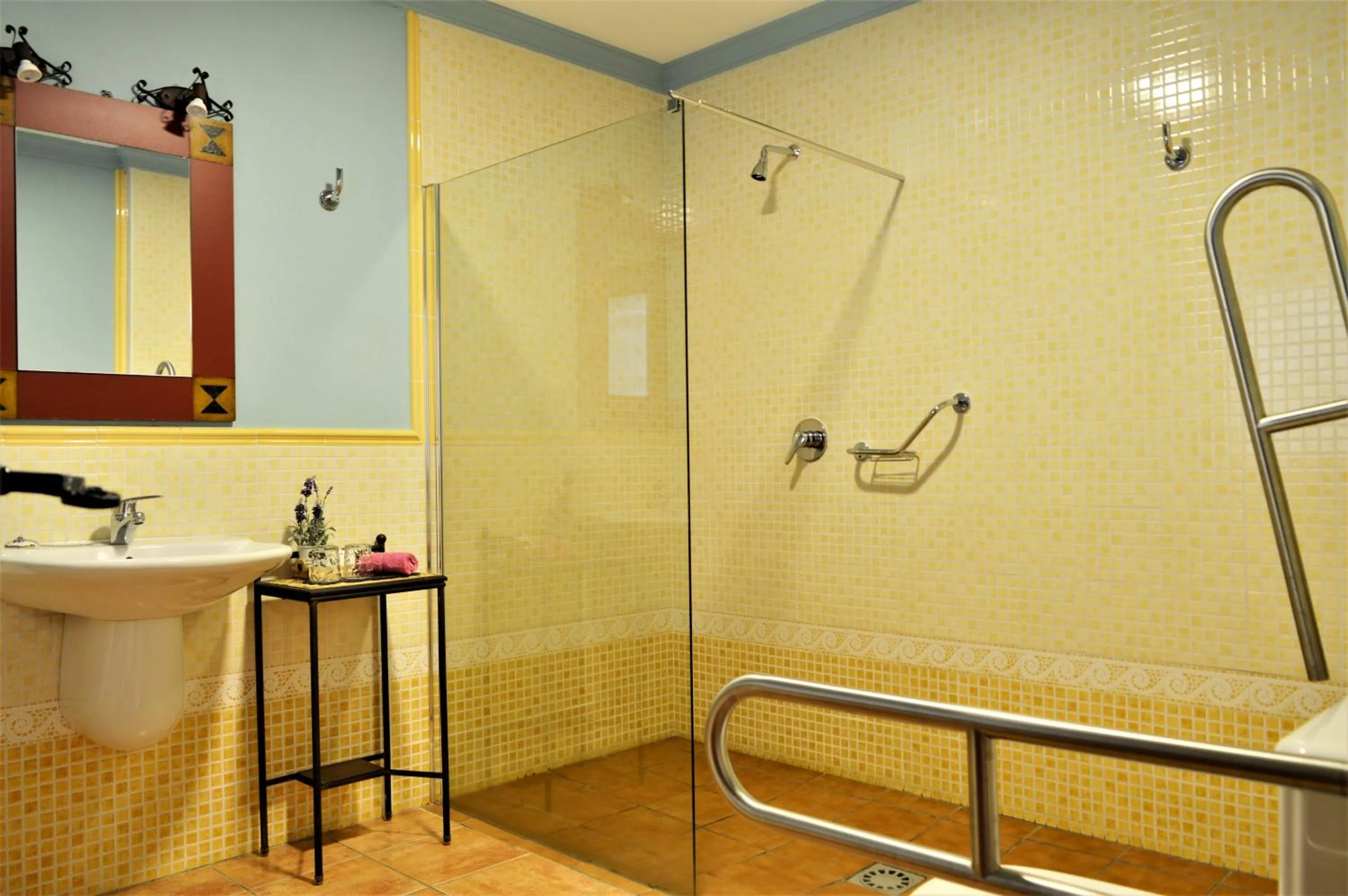 Shower in Hotel Rural Alfajía de Antonio