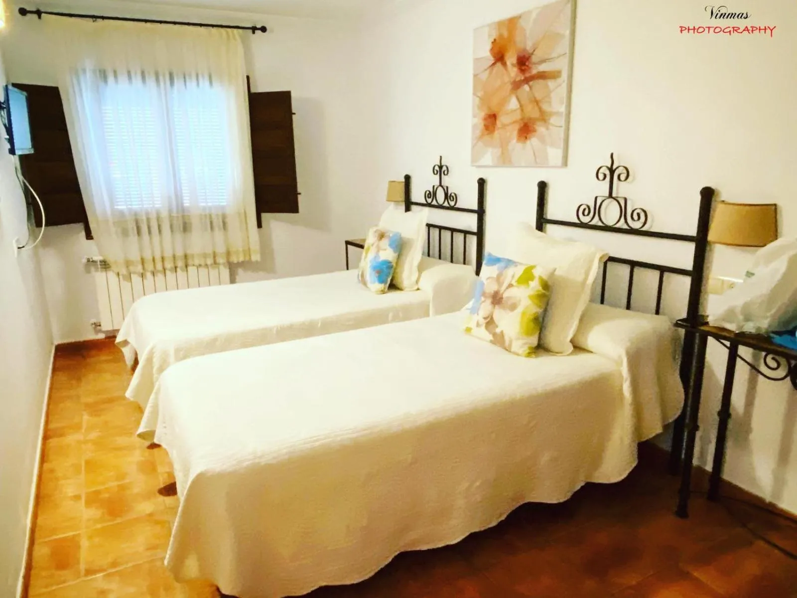 Shower, Bed in Hotel Rural Alfajía de Antonio