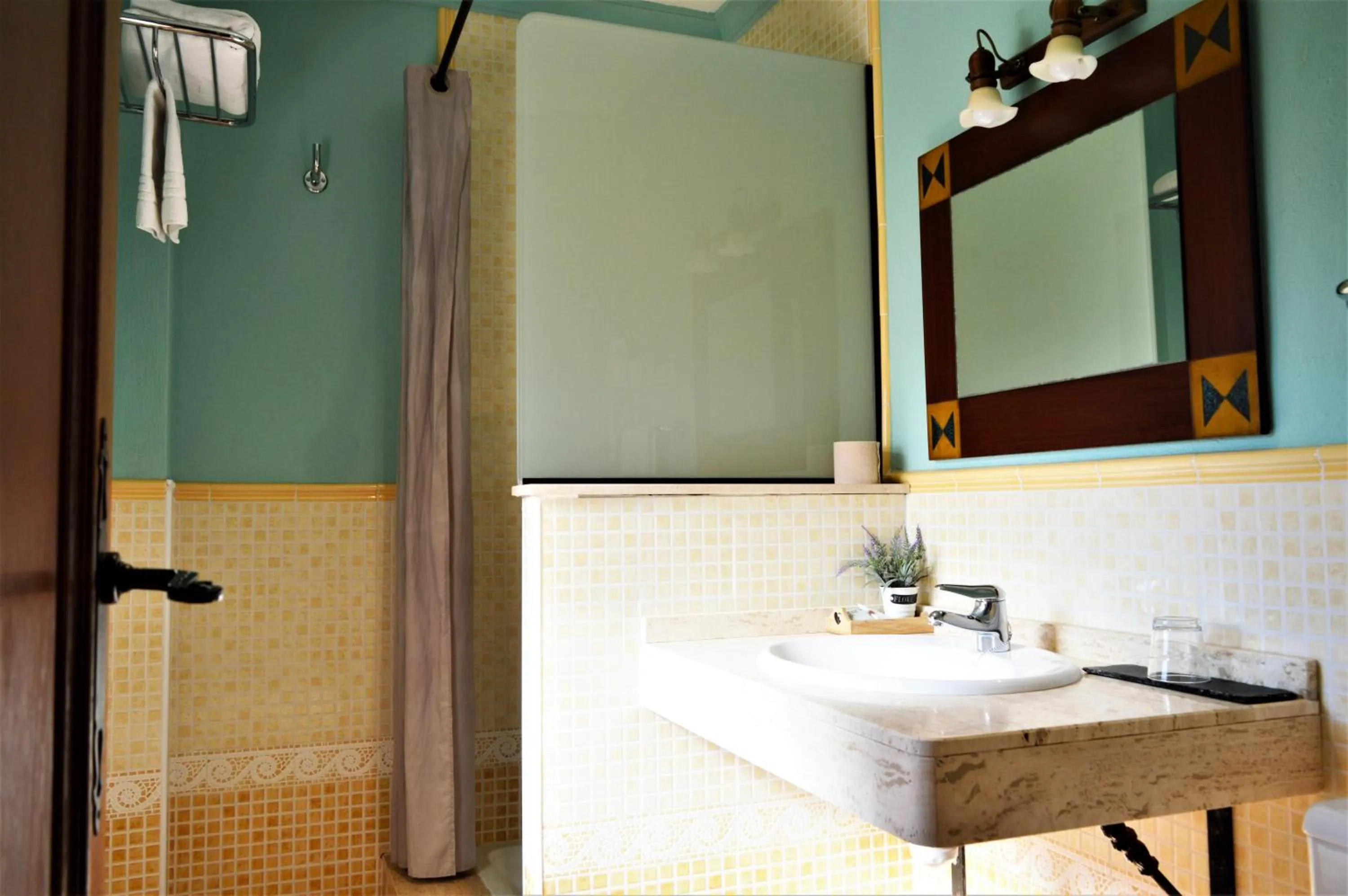 Shower in Hotel Rural Alfajía de Antonio