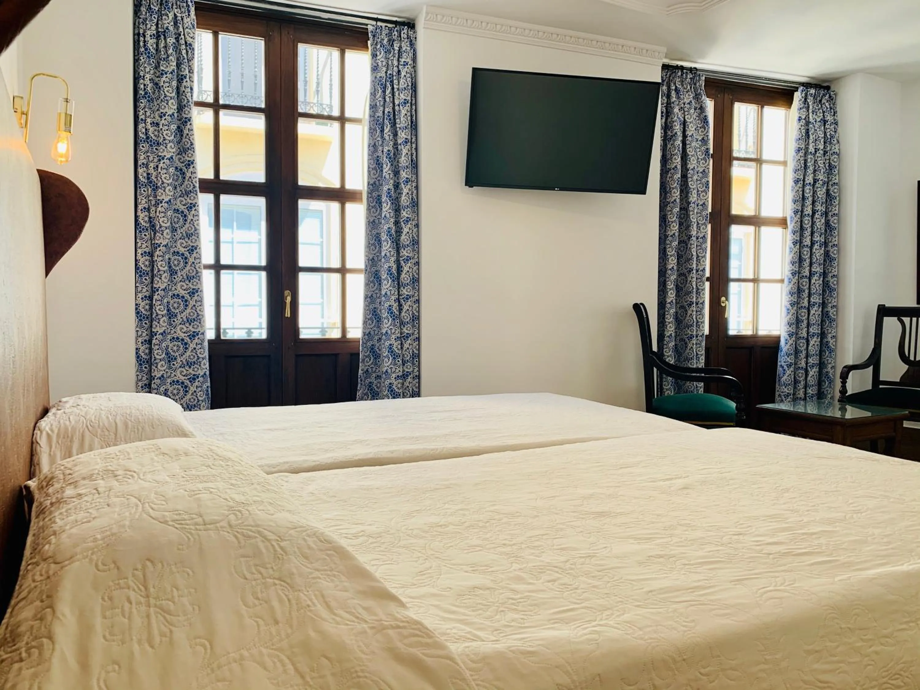 Communal lounge/ TV room, Bed in Hotel Don Miguel