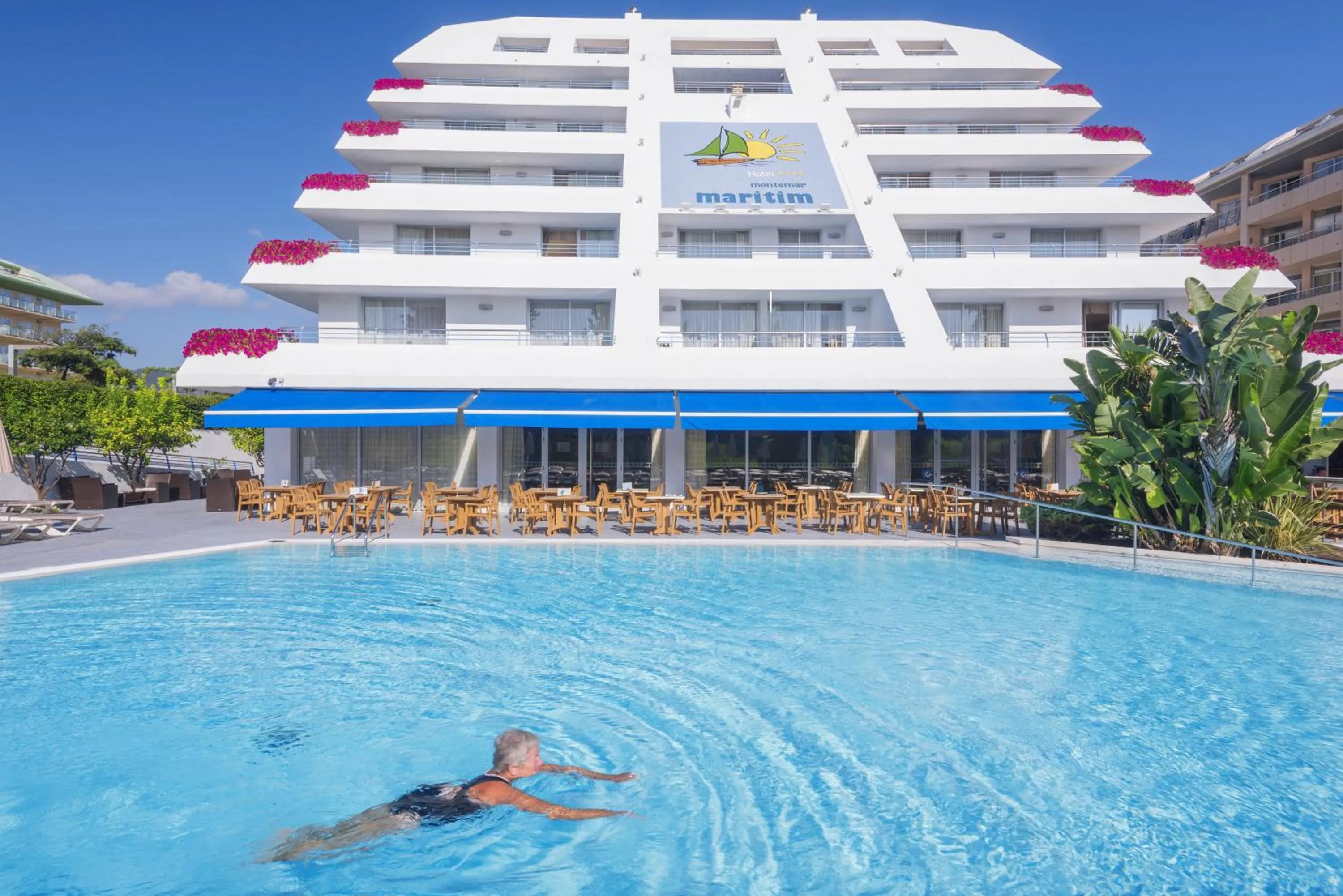 Swimming pool in Hotel Montemar Maritim