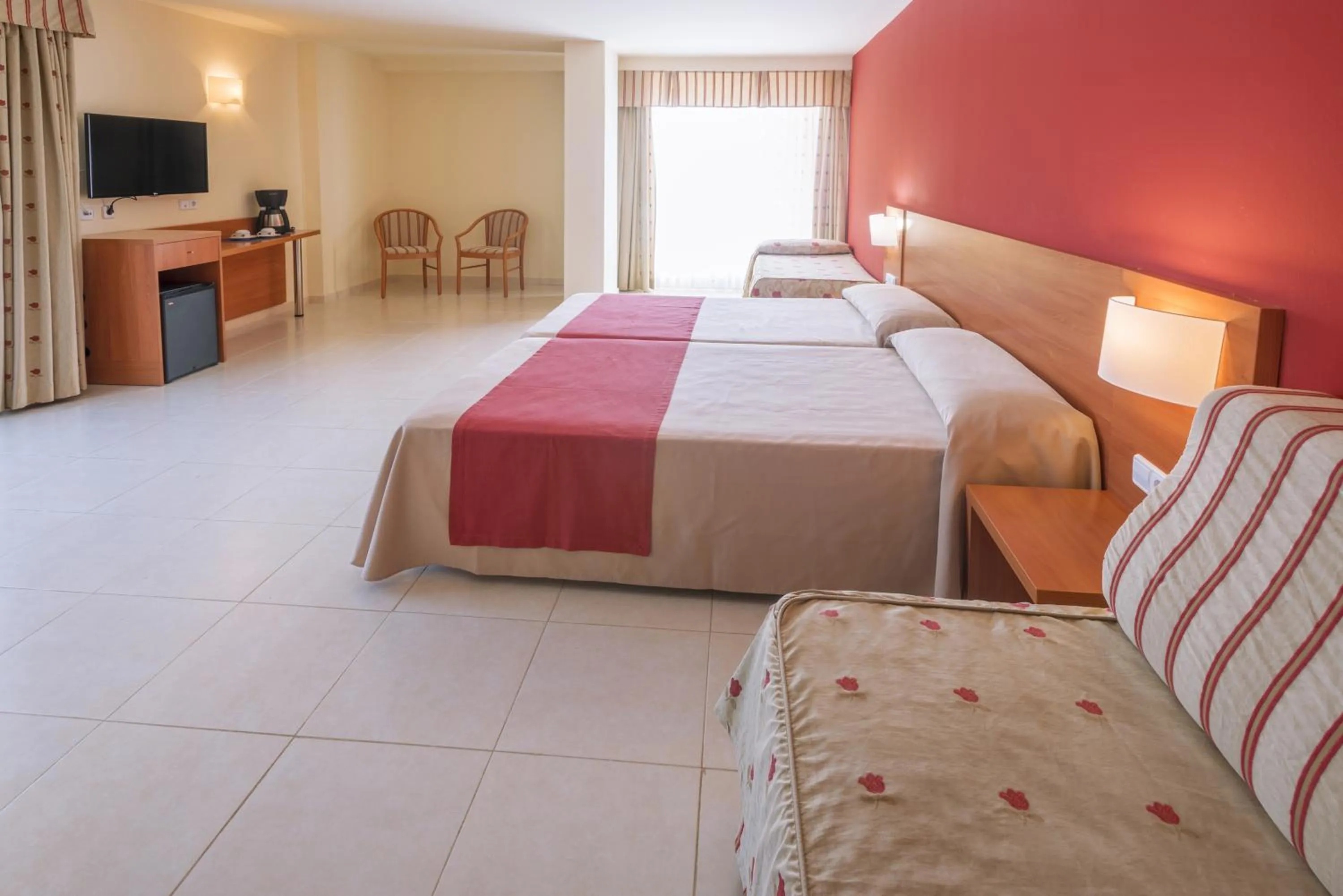 Photo of the whole room in Hotel Montemar Maritim