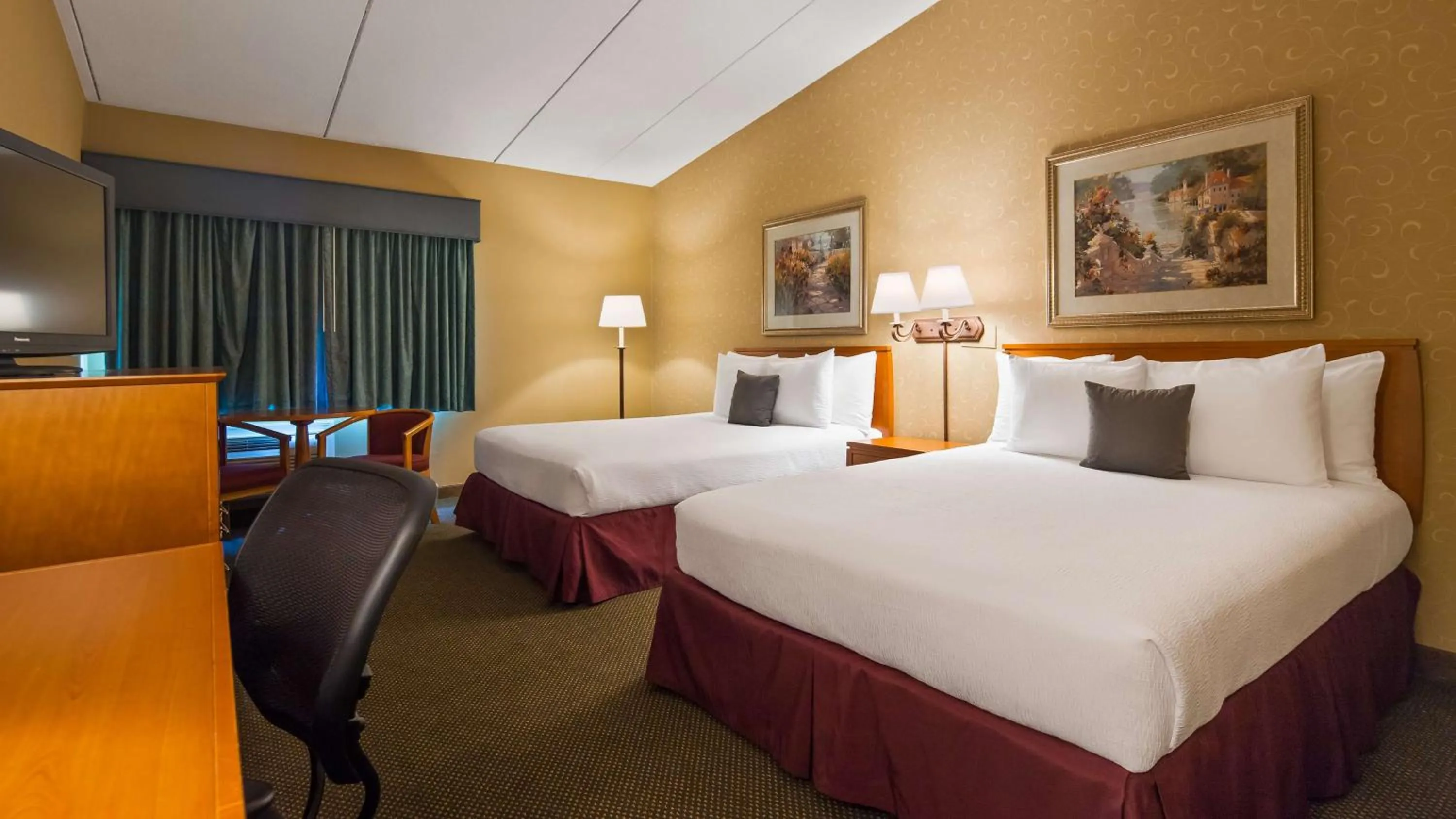 Photo of the whole room in Best Western Merrimack Valley