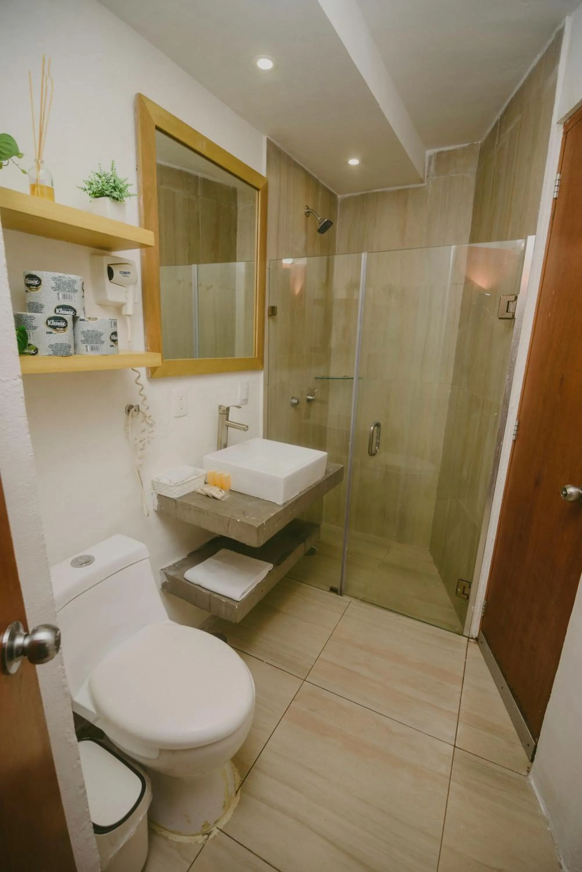 Bathroom in HotelZone L20 Beach Access