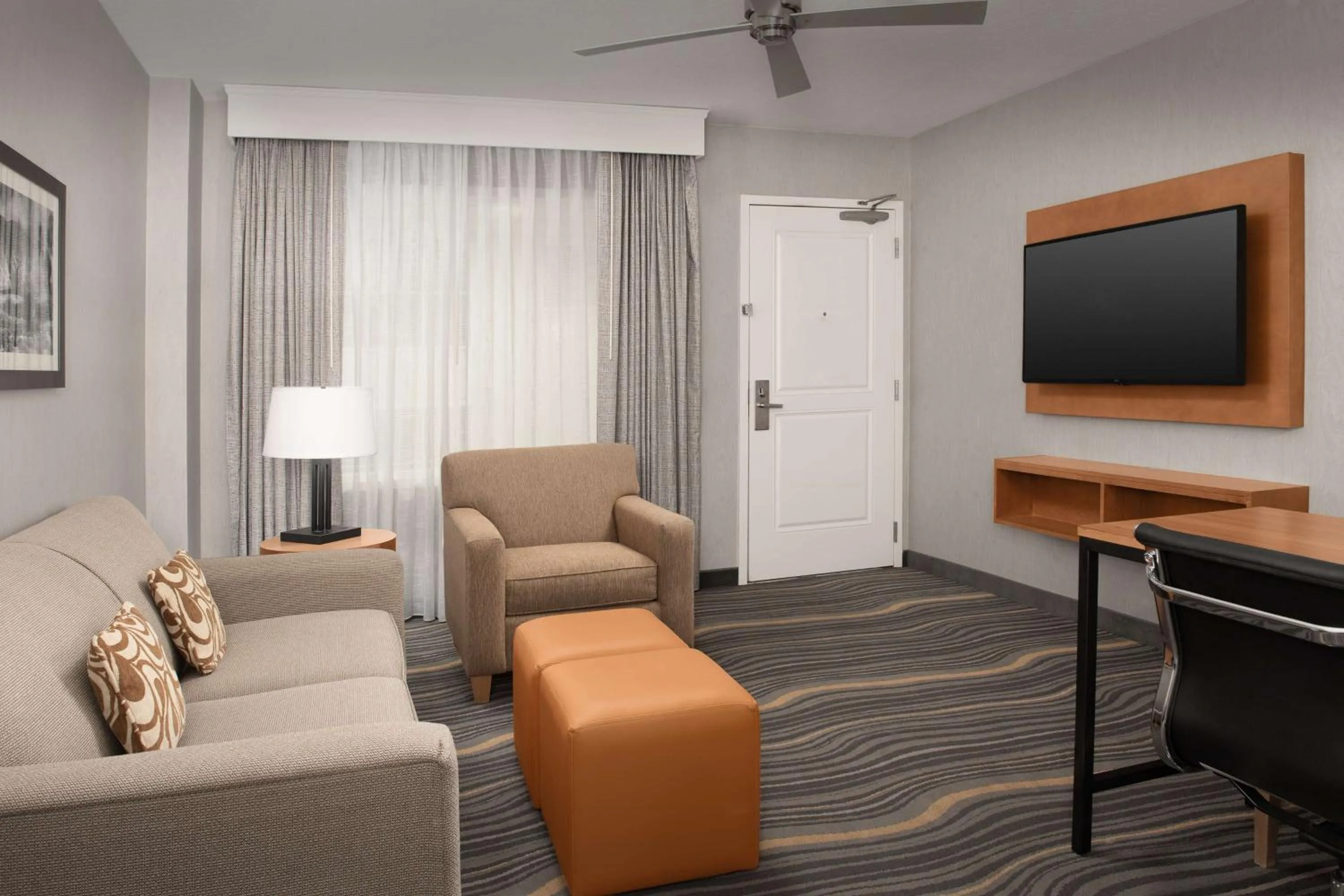 Living room in Embassy Suites La Quinta Hotel & Spa