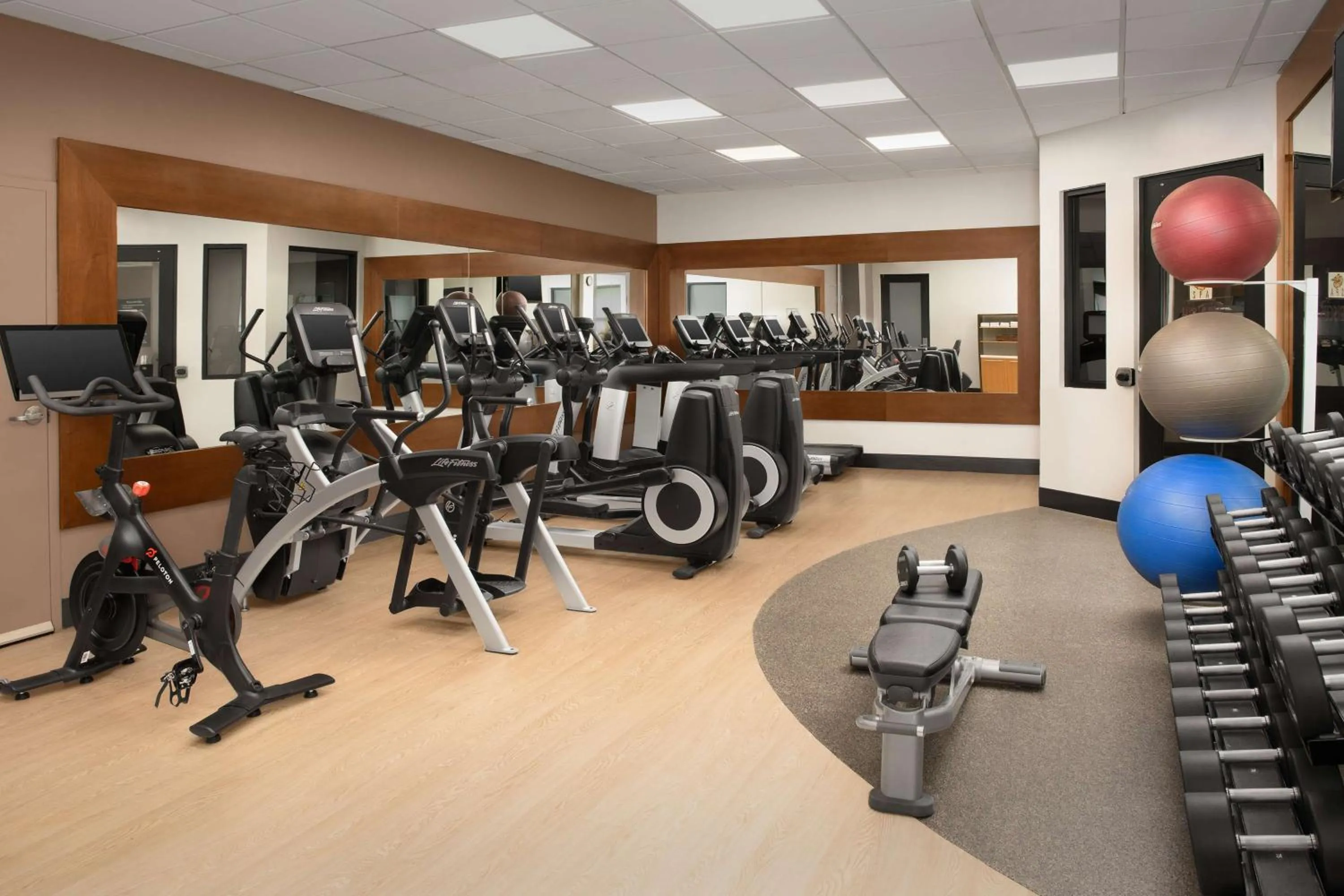 Fitness centre/facilities in Embassy Suites La Quinta Hotel & Spa