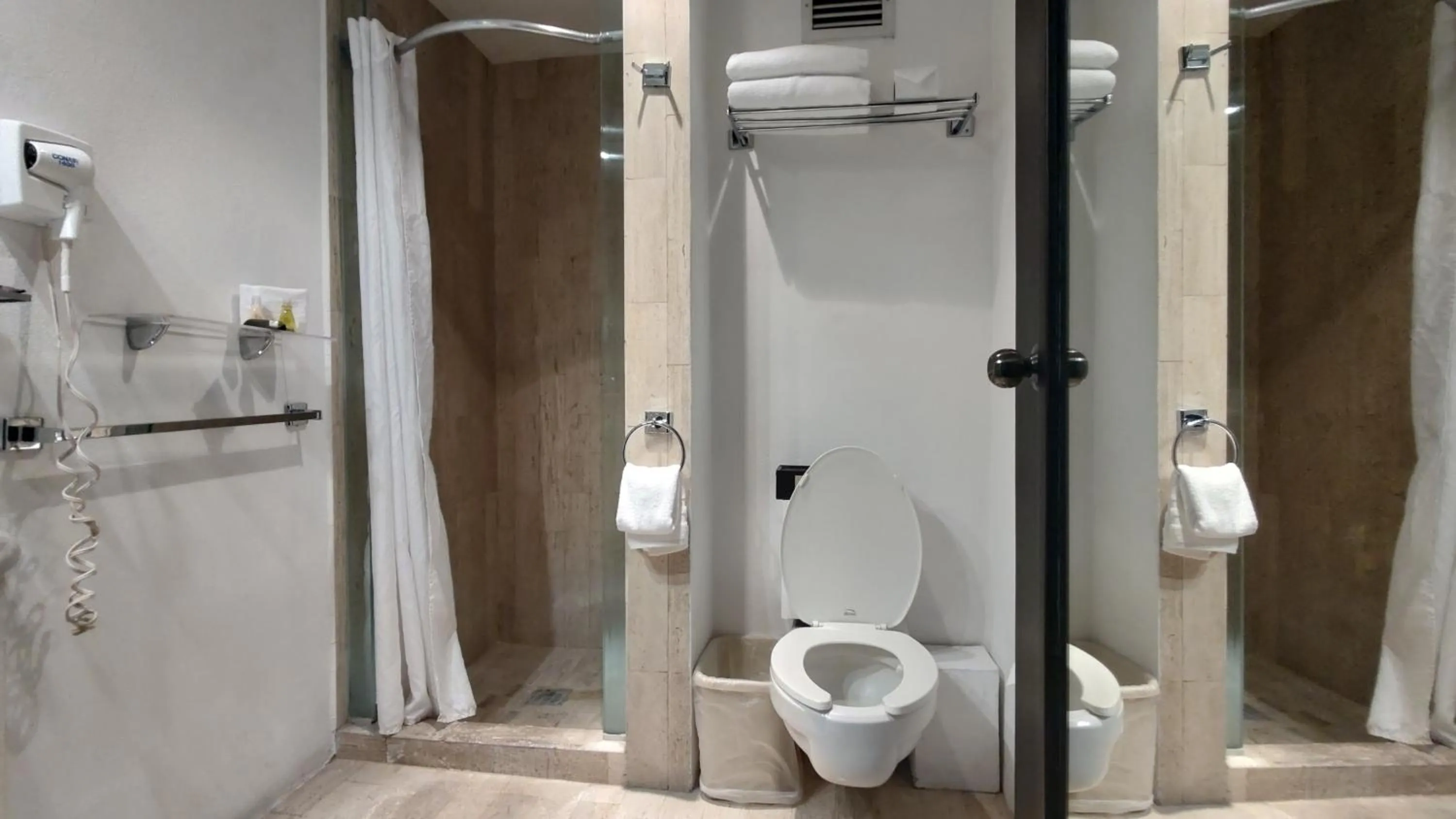 Bathroom in Hotel Real de Puebla