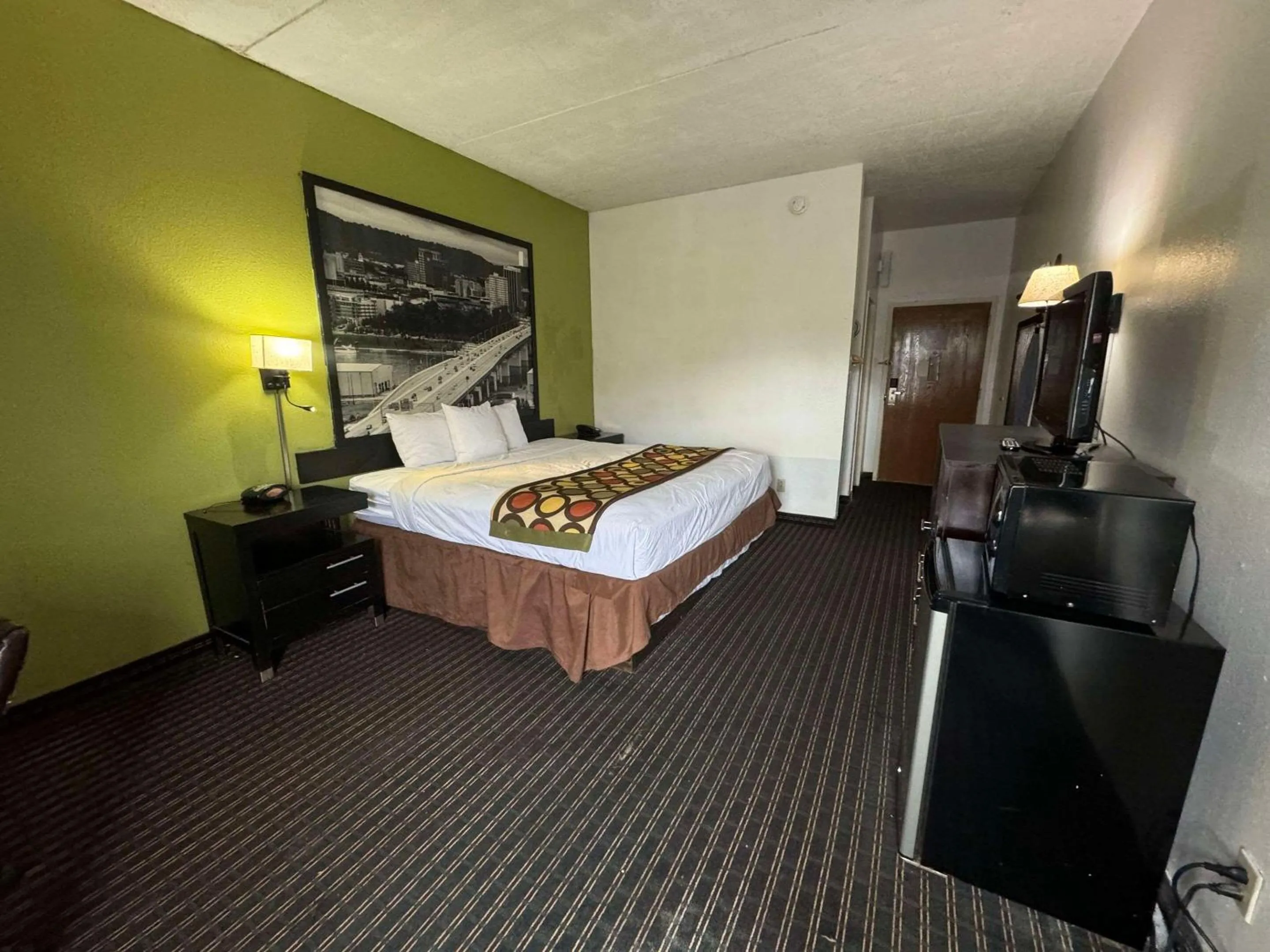 Bedroom, Bed in Rodeway Inn Chattanooga Hamilton Place