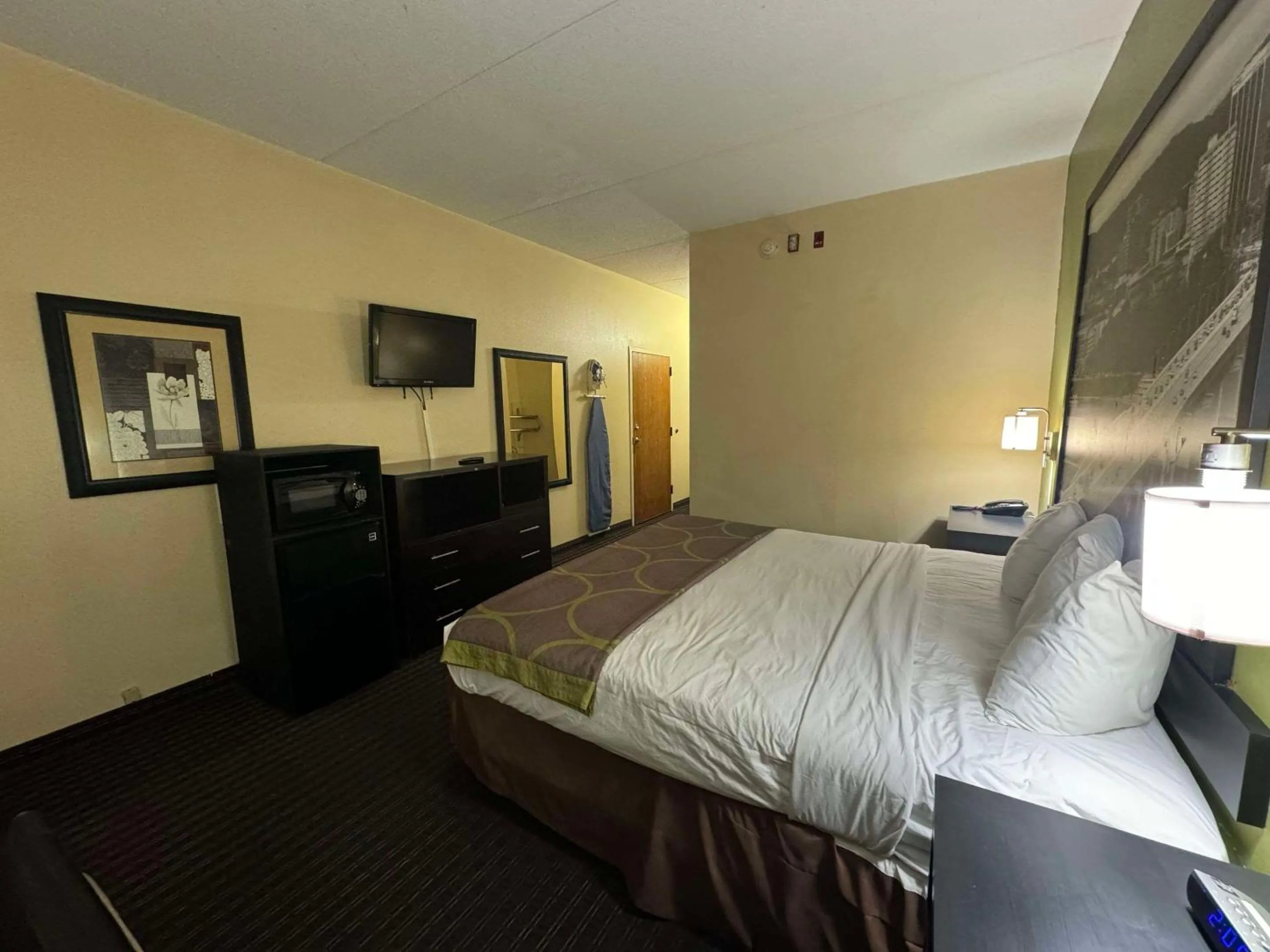Bedroom, Bed in Rodeway Inn Chattanooga Hamilton Place
