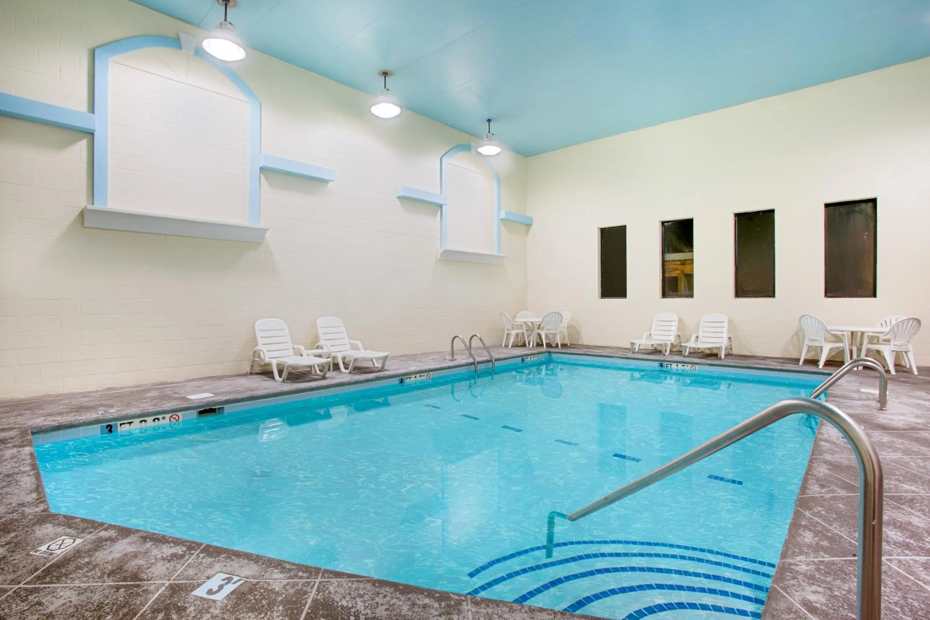 Swimming pool in Rodeway Inn Chattanooga Hamilton Place
