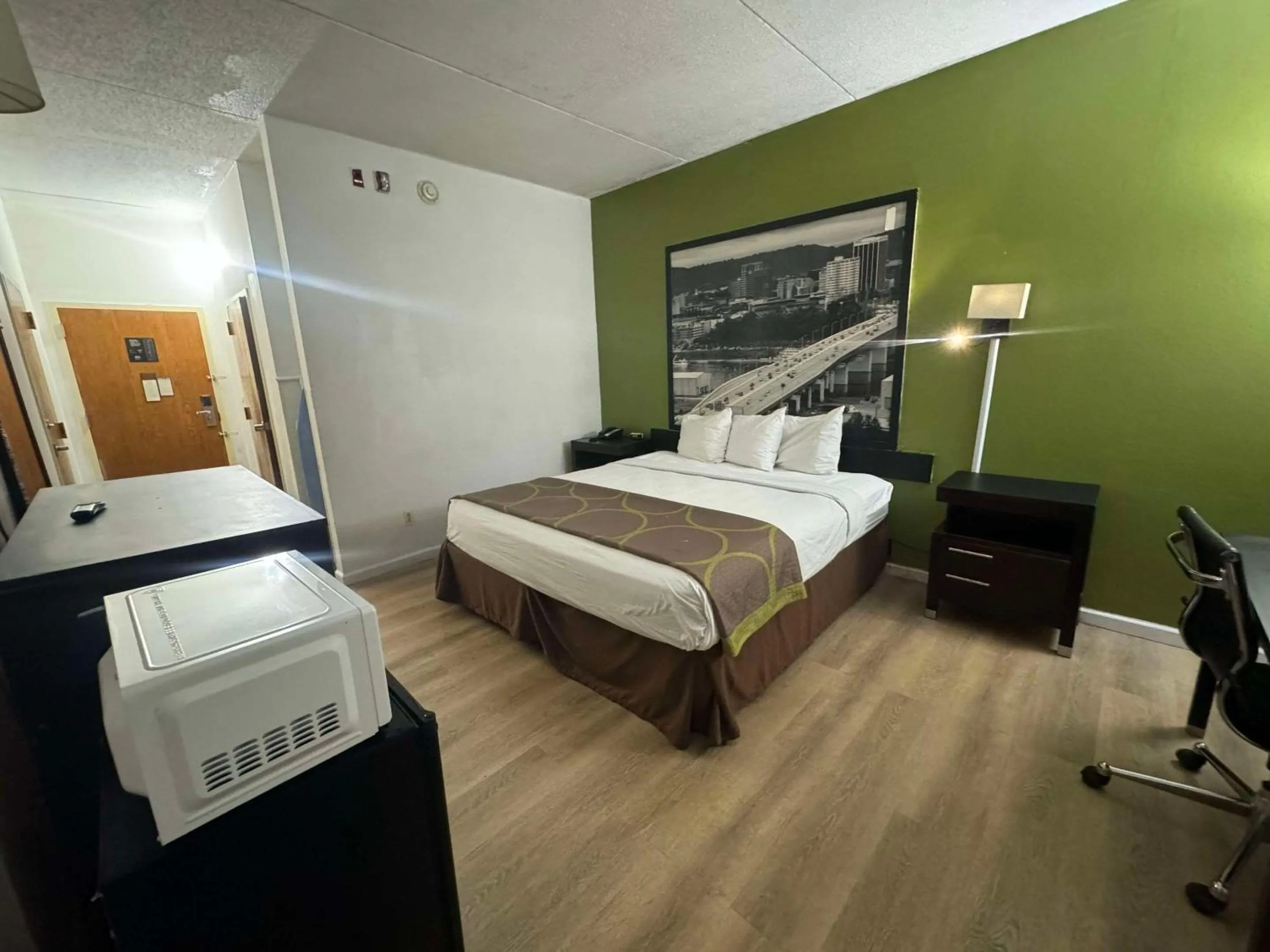 Bedroom, Bed in Rodeway Inn Chattanooga Hamilton Place