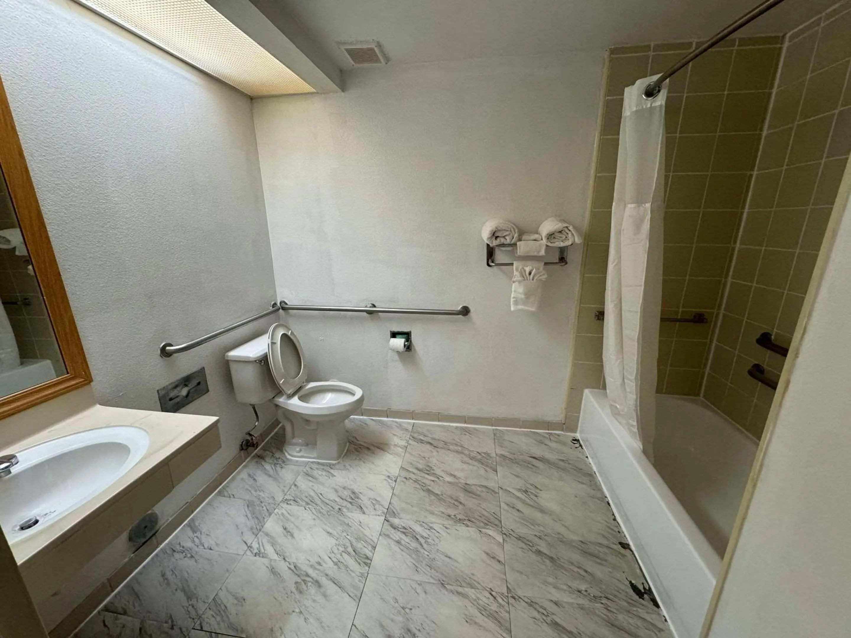 Bathroom in Rodeway Inn Chattanooga Hamilton Place