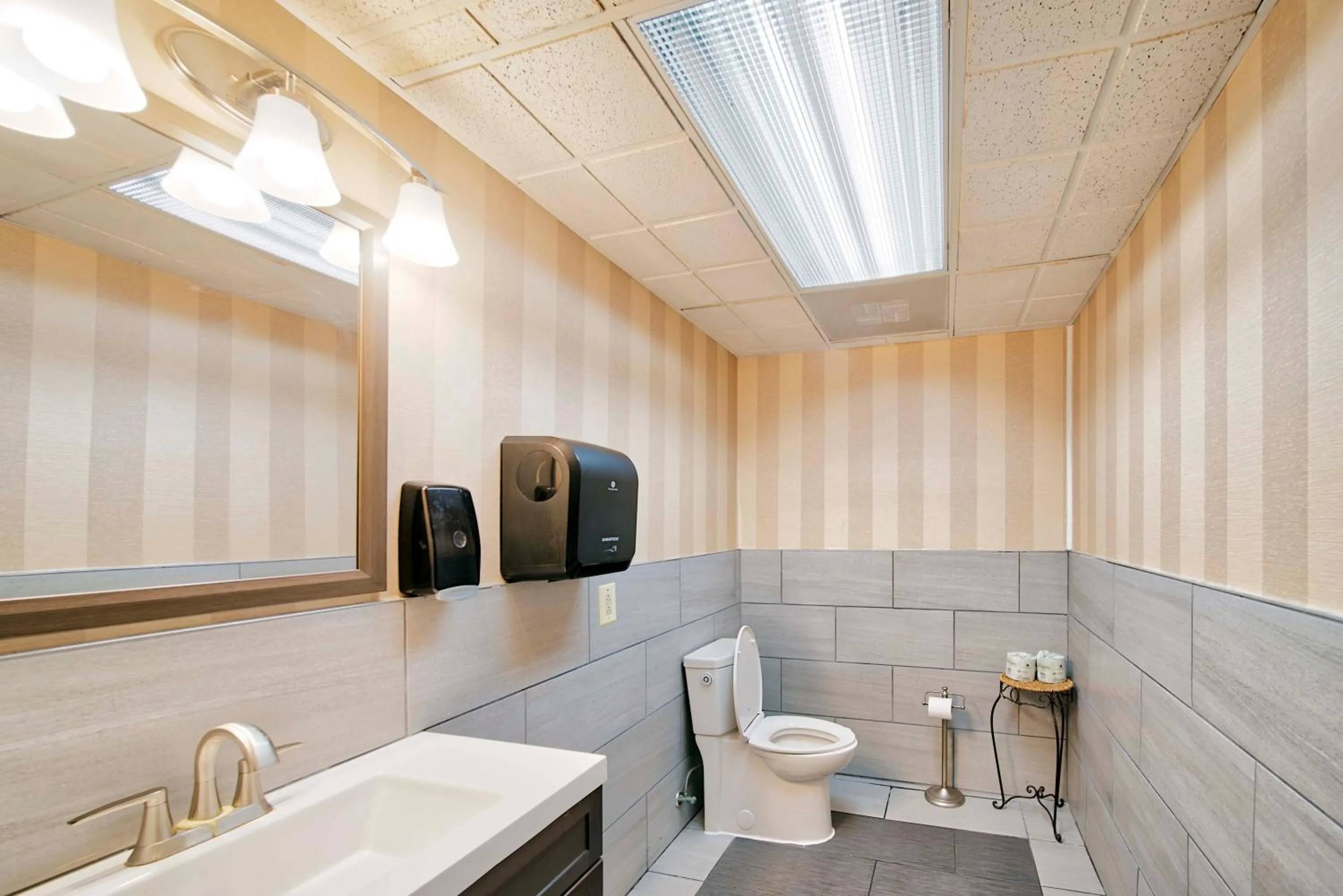 Bathroom in Rodeway Inn Chattanooga Hamilton Place