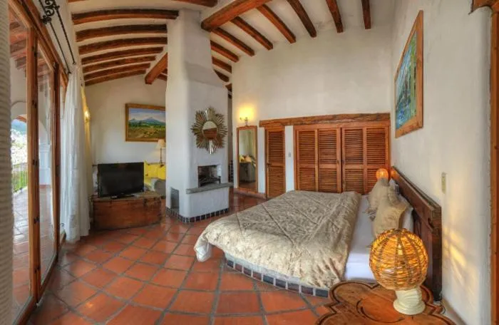 Bed in Posada de la Mision, Hotel Museo y Jardin