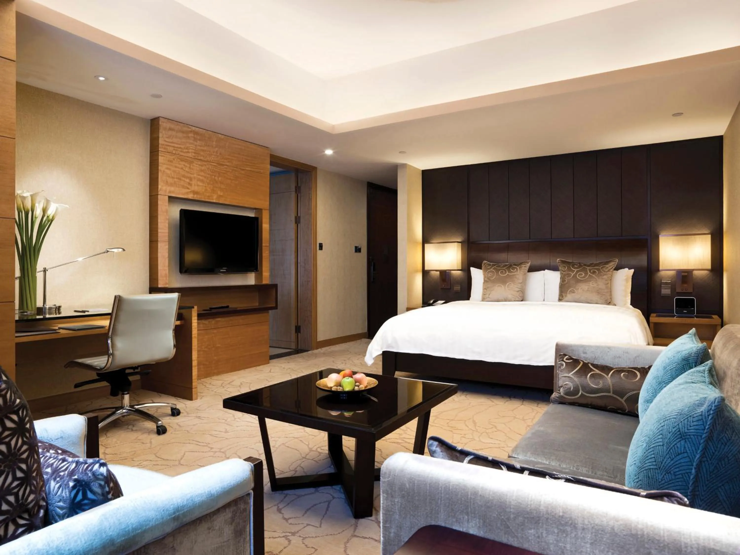 Photo of the whole room, Bed in Kerry Hotel Pudong, Shanghai - Indoor Connecting to Shanghai New International Expo Centre