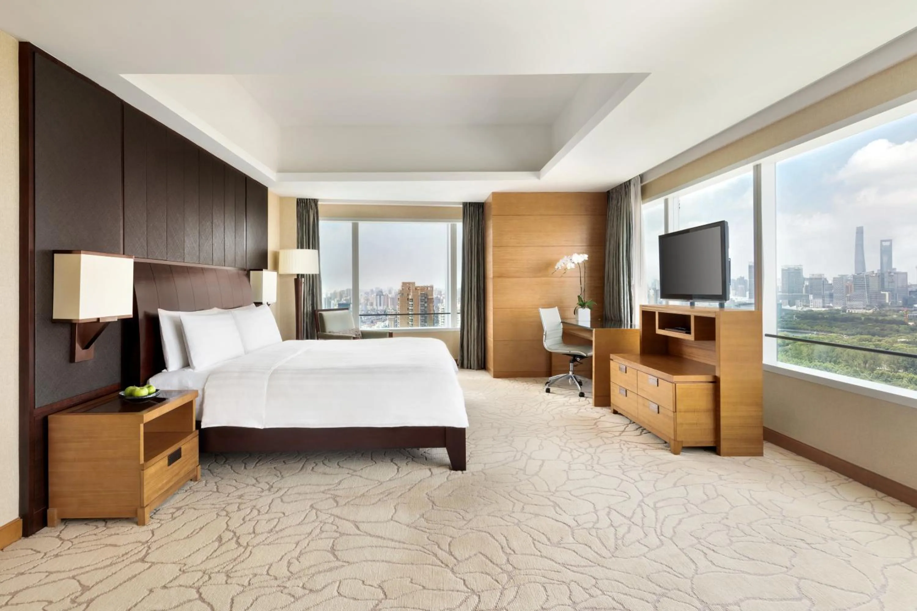 Photo of the whole room, Bed in Kerry Hotel Pudong, Shanghai - Indoor Connecting to Shanghai New International Expo Centre