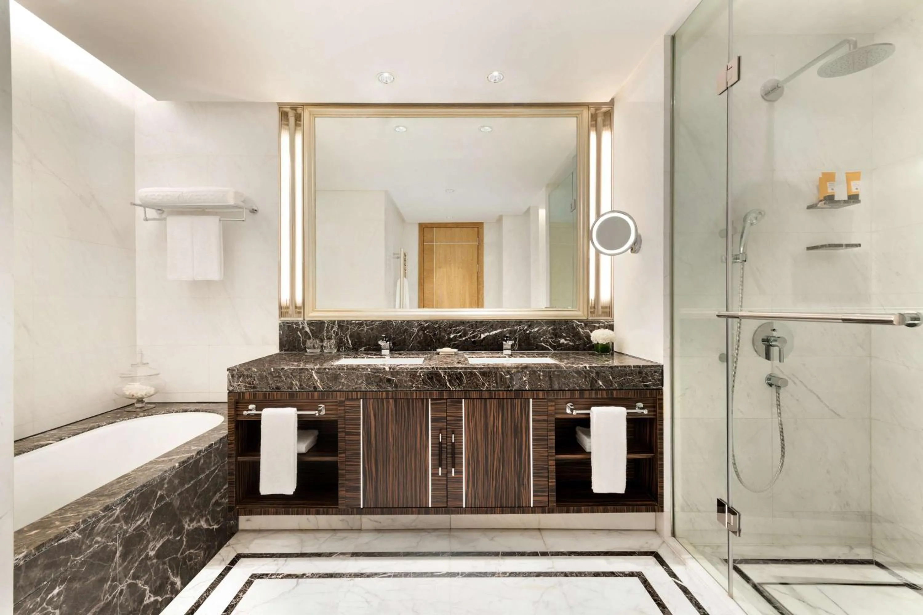 Bathroom in Kerry Hotel Pudong, Shanghai - Indoor Connecting to Shanghai New International Expo Centre