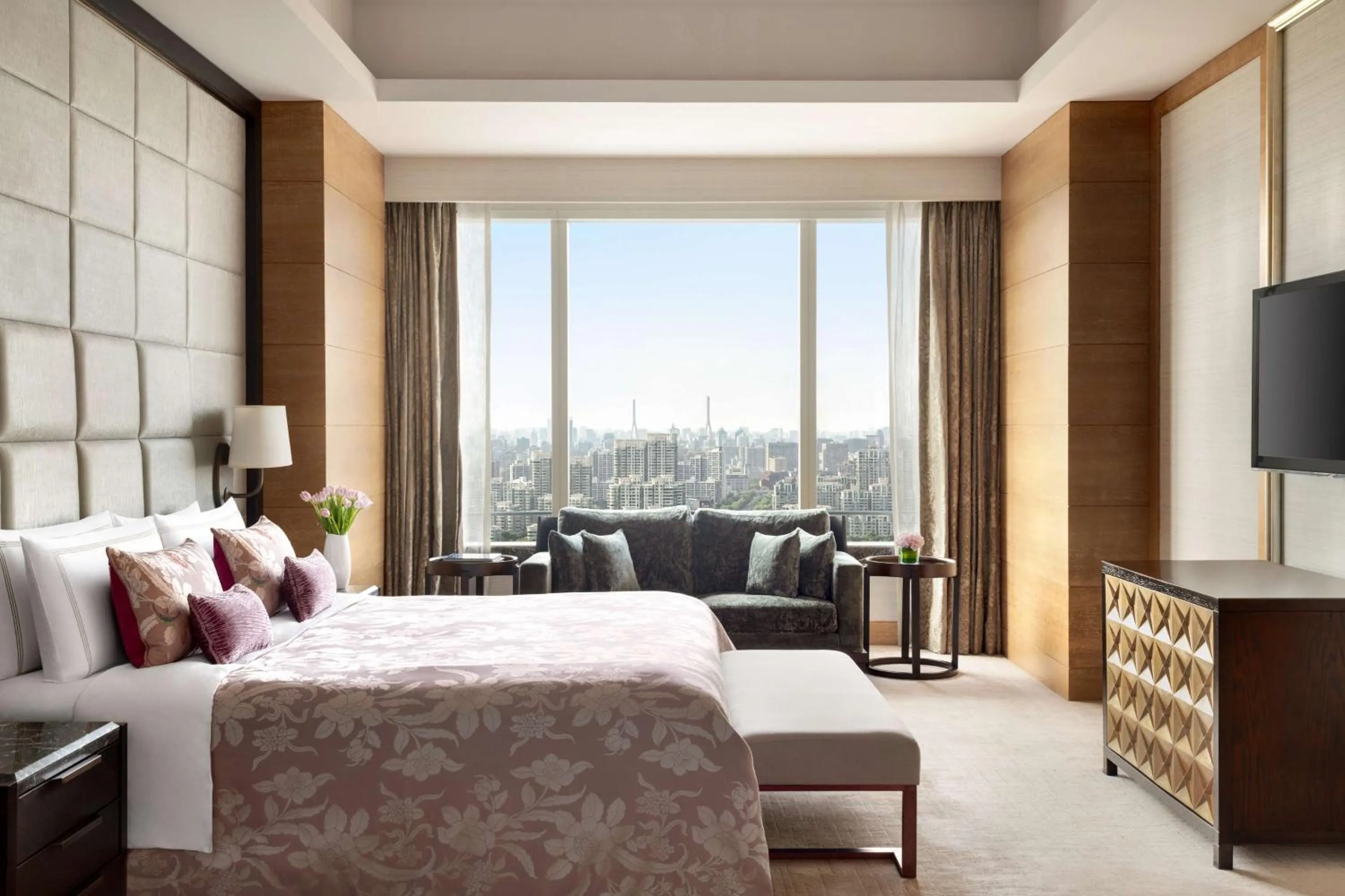 Photo of the whole room, Bed in Kerry Hotel Pudong, Shanghai - Indoor Connecting to Shanghai New International Expo Centre