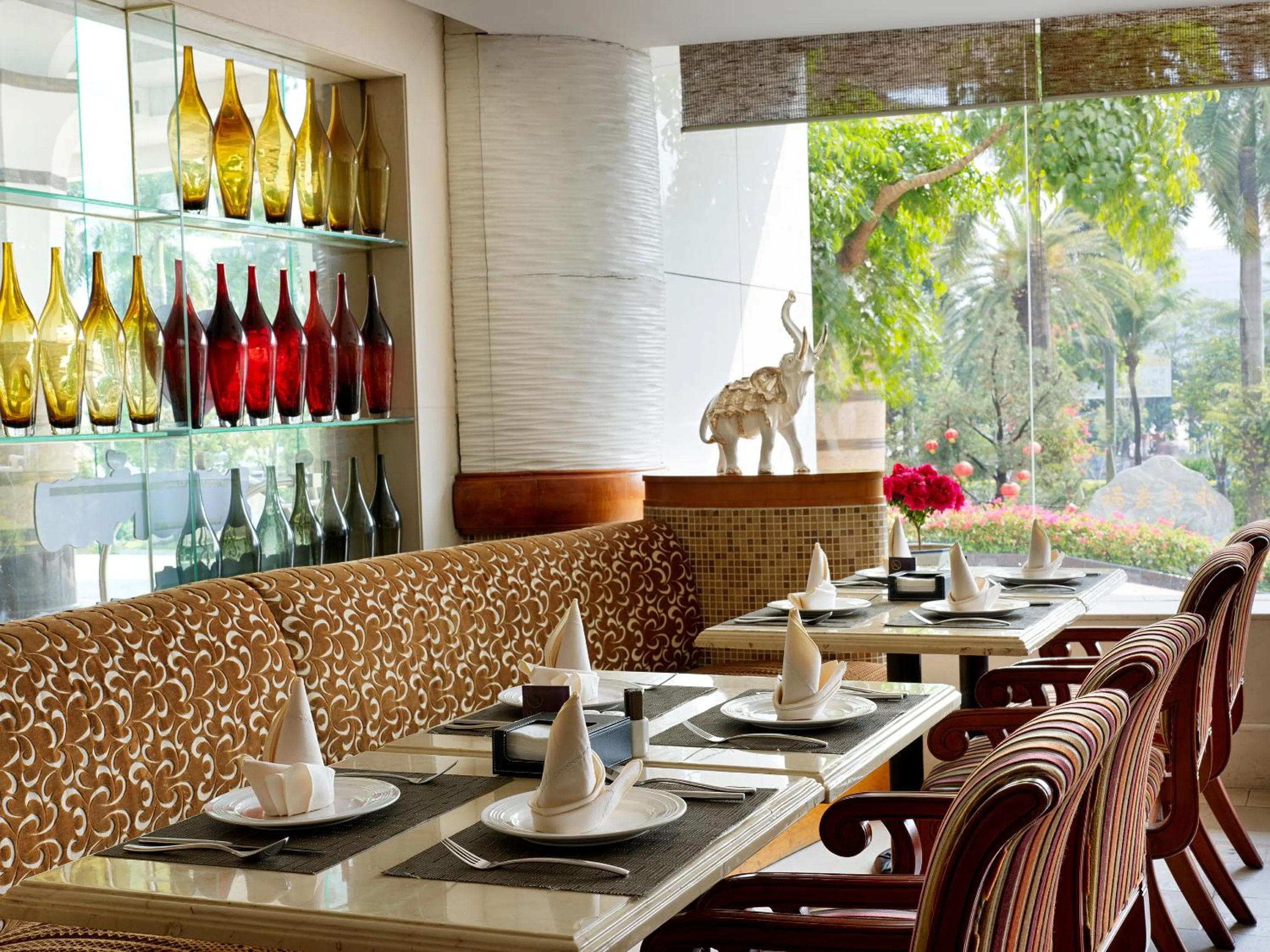 Restaurant/places to eat in Regal Palace Hotel