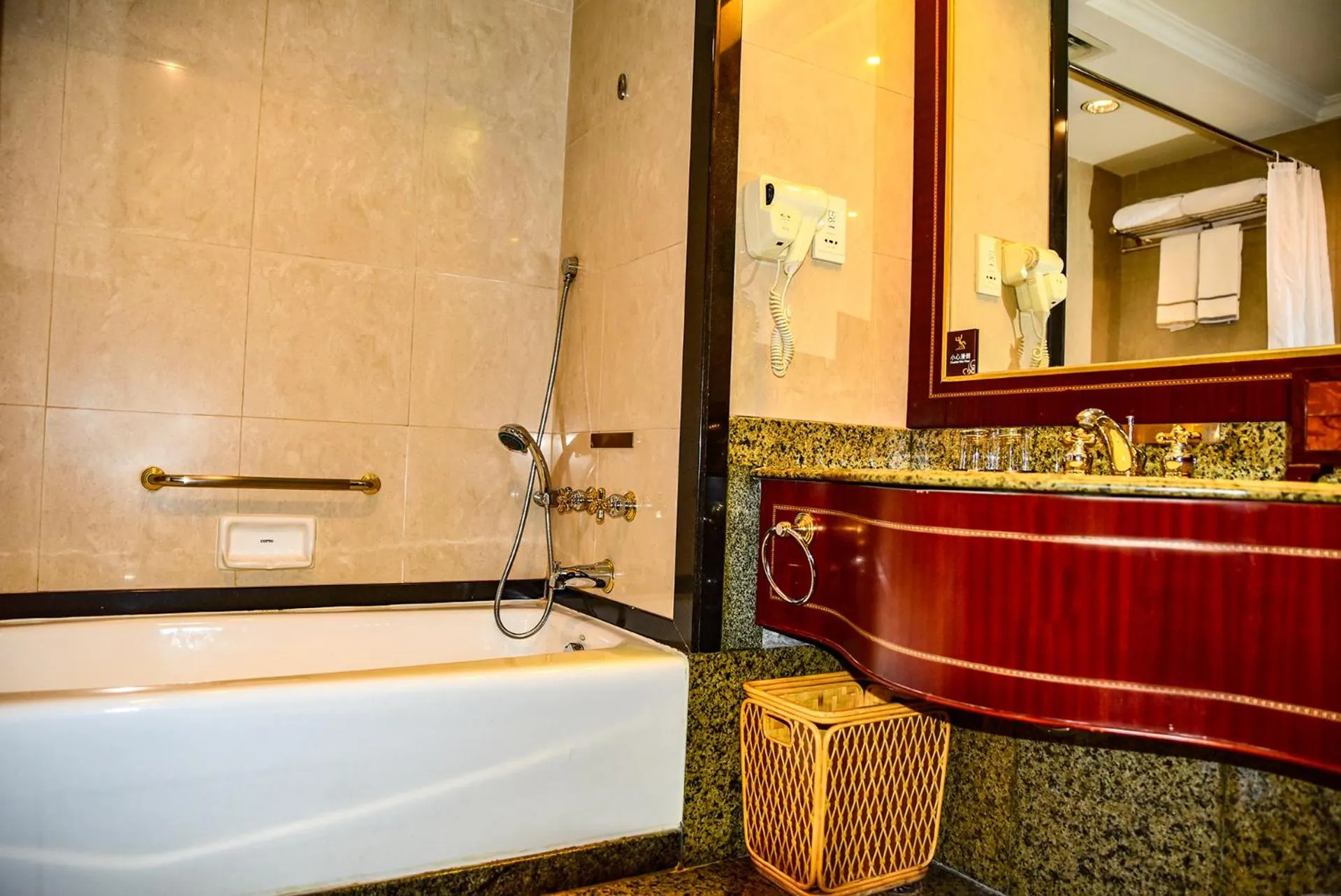 Bathroom in Regal Palace Hotel