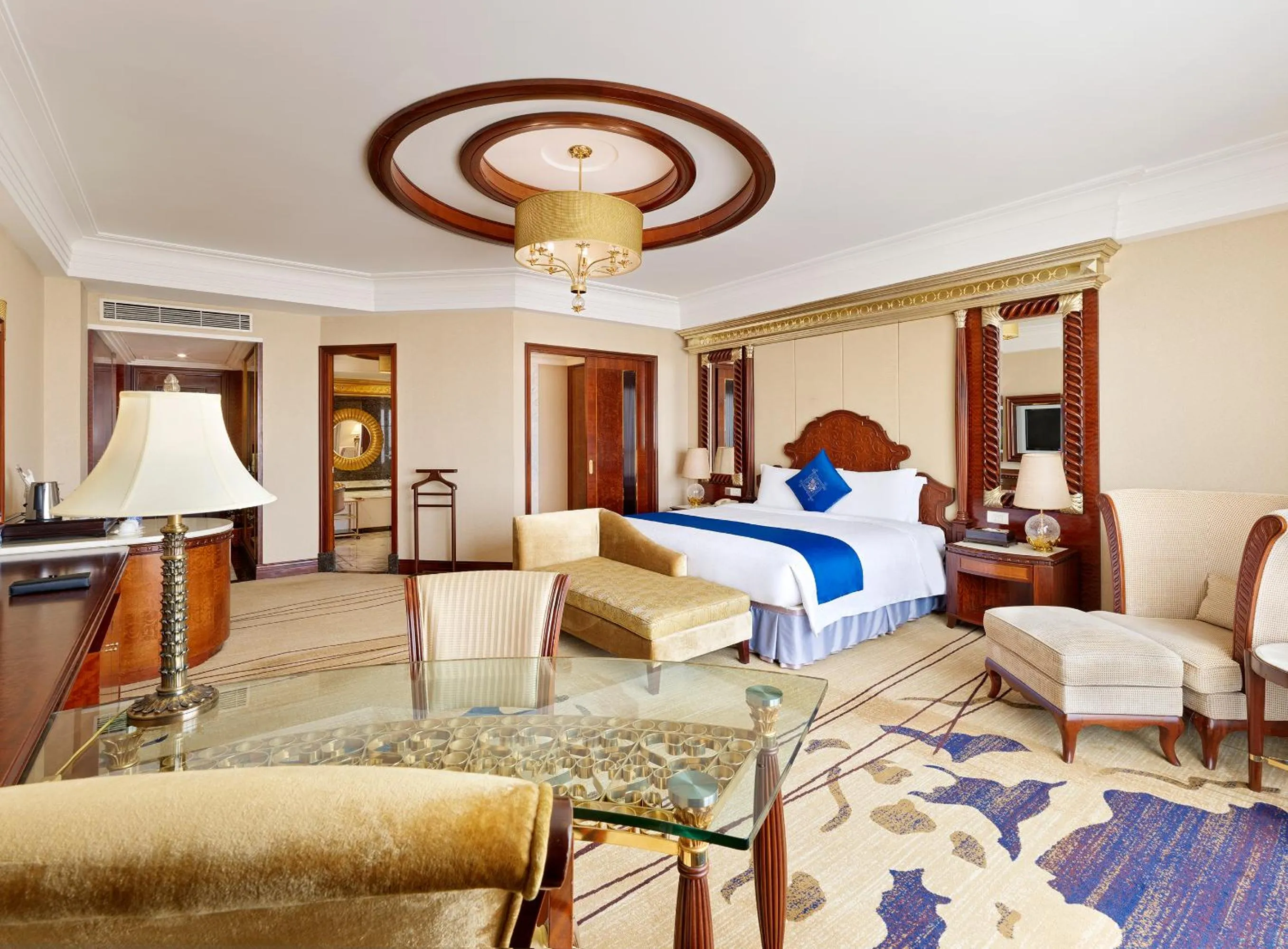 Photo of the whole room, Bed in Regal Palace Hotel