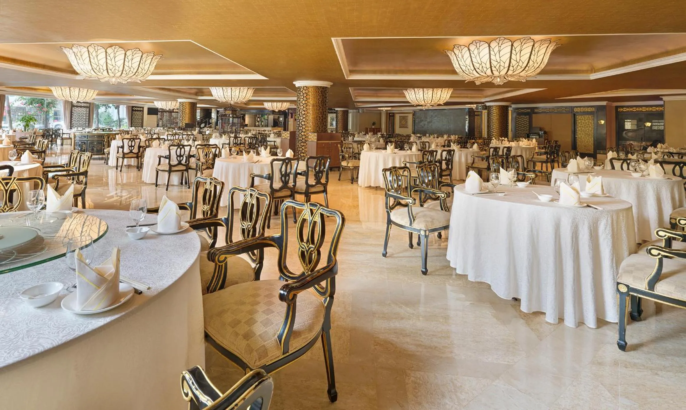 Restaurant/places to eat in Regal Palace Hotel