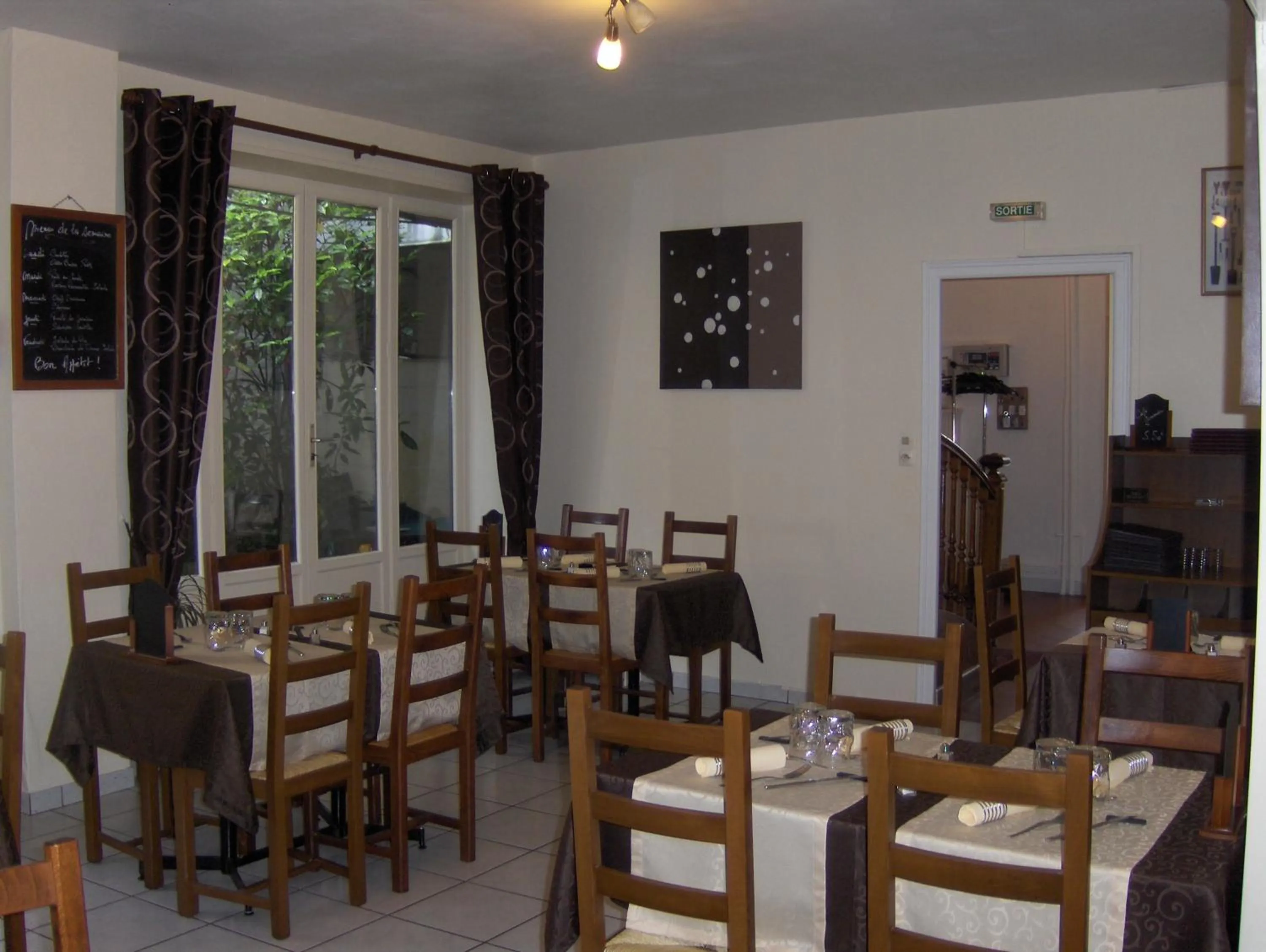 Restaurant/places to eat in La Tour de Crecy