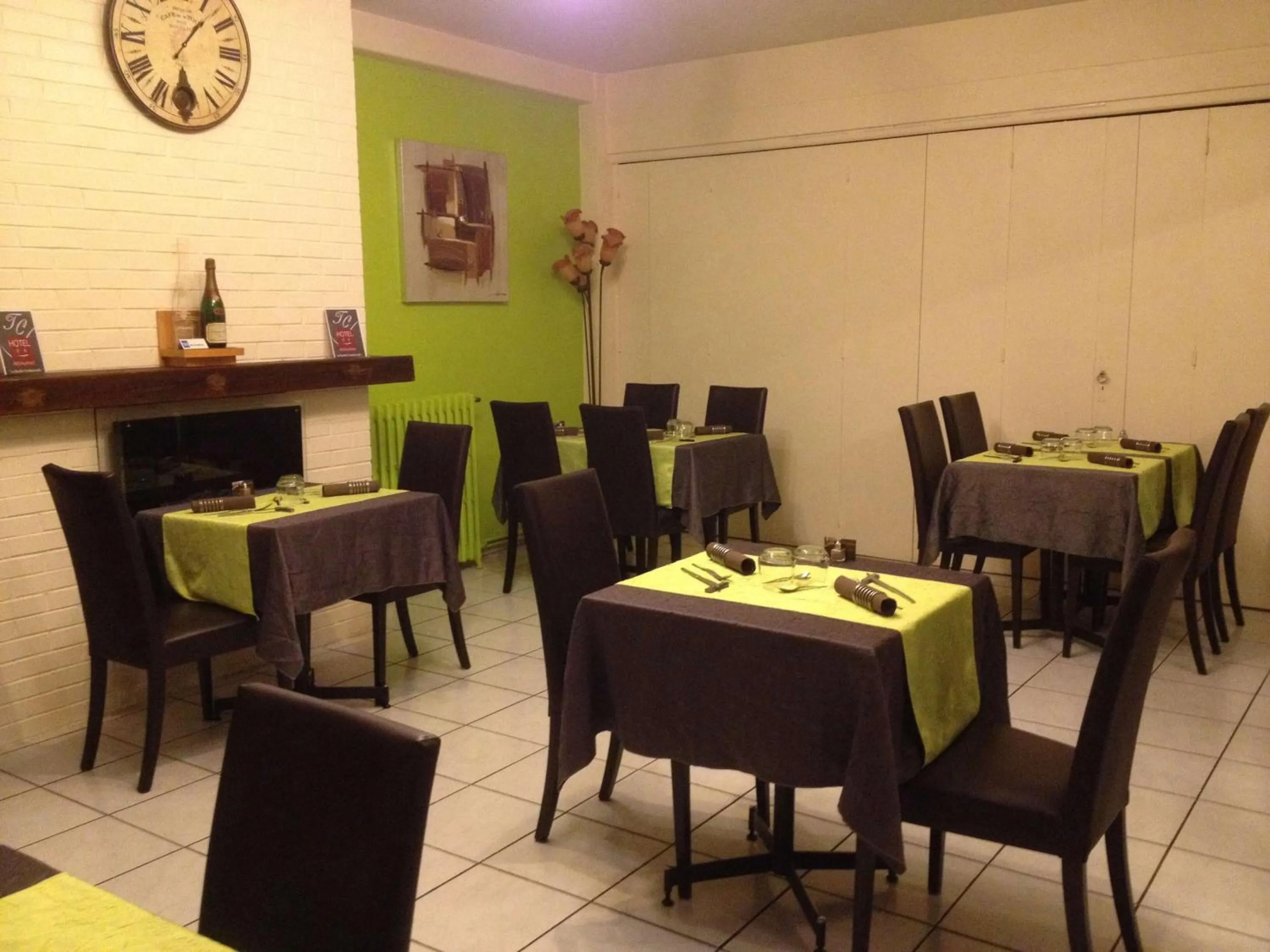 Restaurant/places to eat in La Tour de Crecy