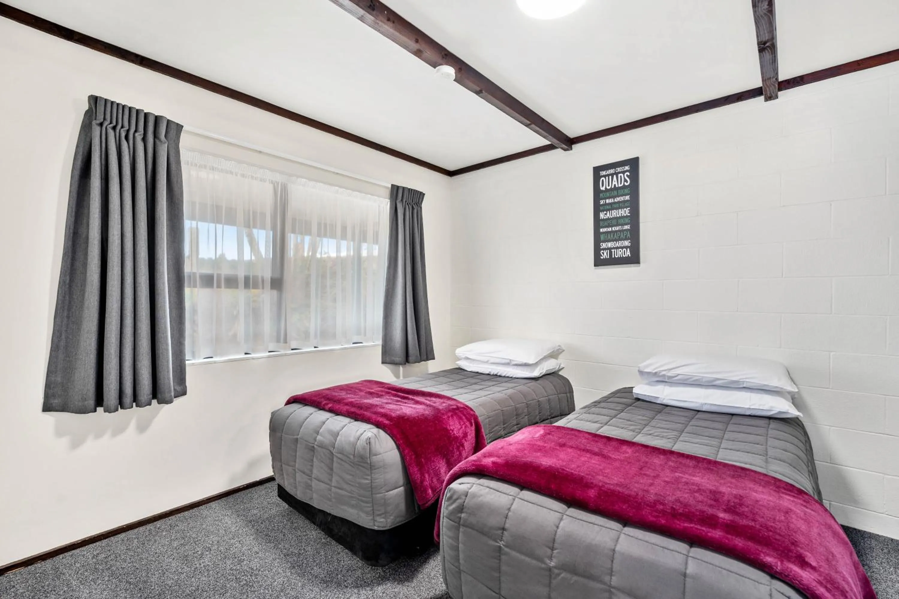 Bedroom, Bed in Mountain Heights Lodge