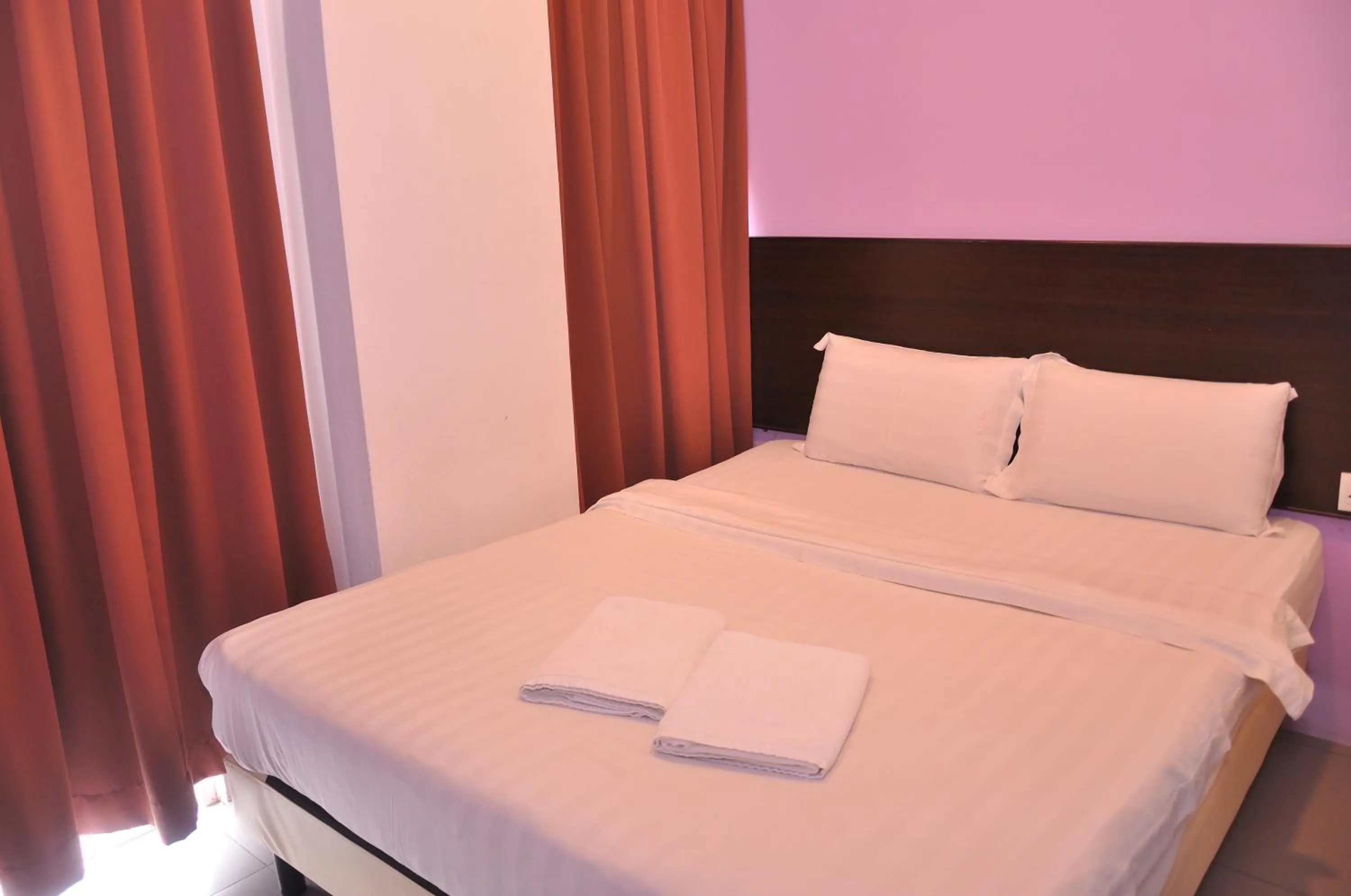 Photo of the whole room, Bed in Kuching Transit Inn