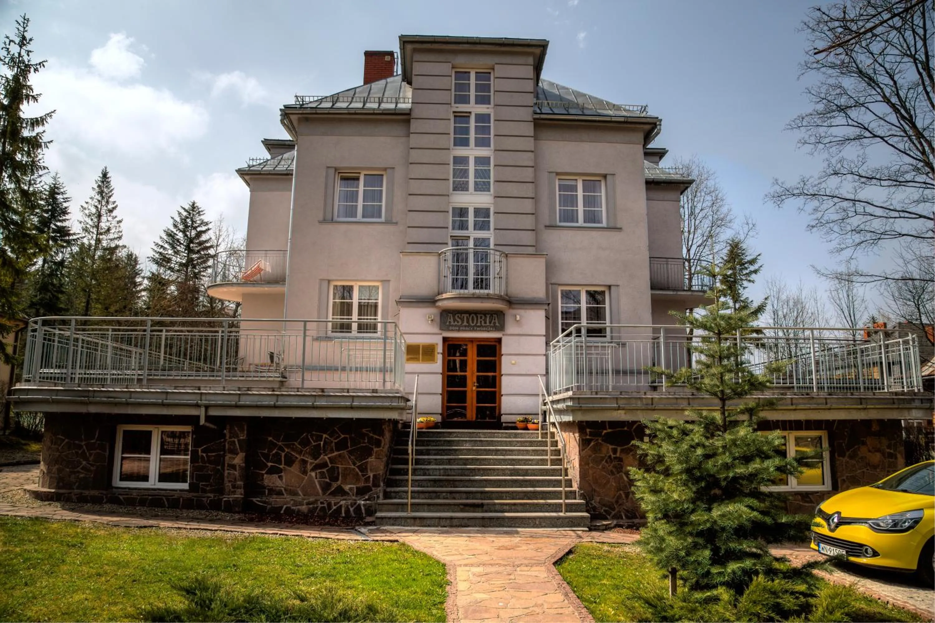 Facade/entrance in Astoria - Willa Literatów