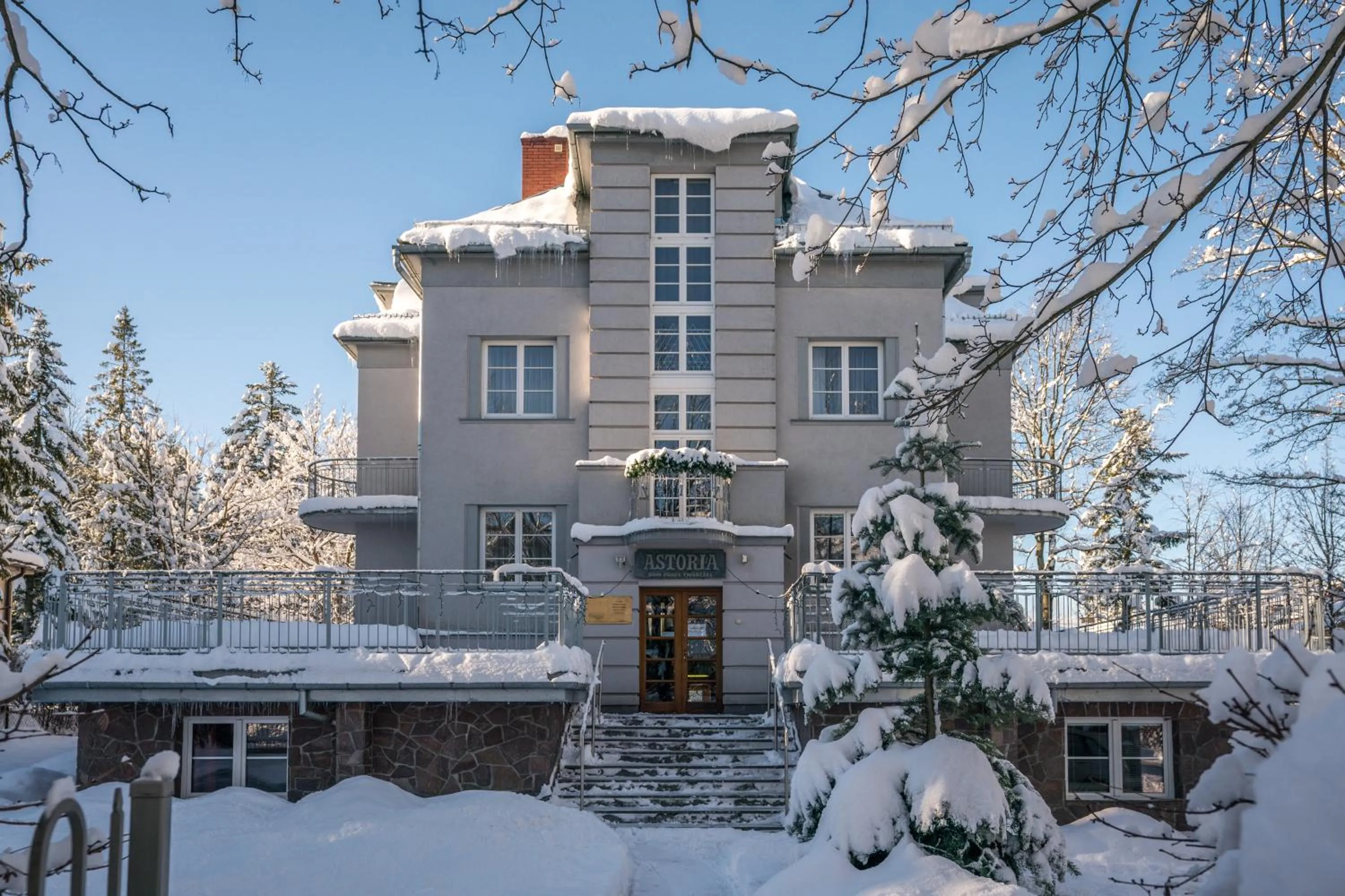 Facade/entrance in Astoria - Willa Literatów