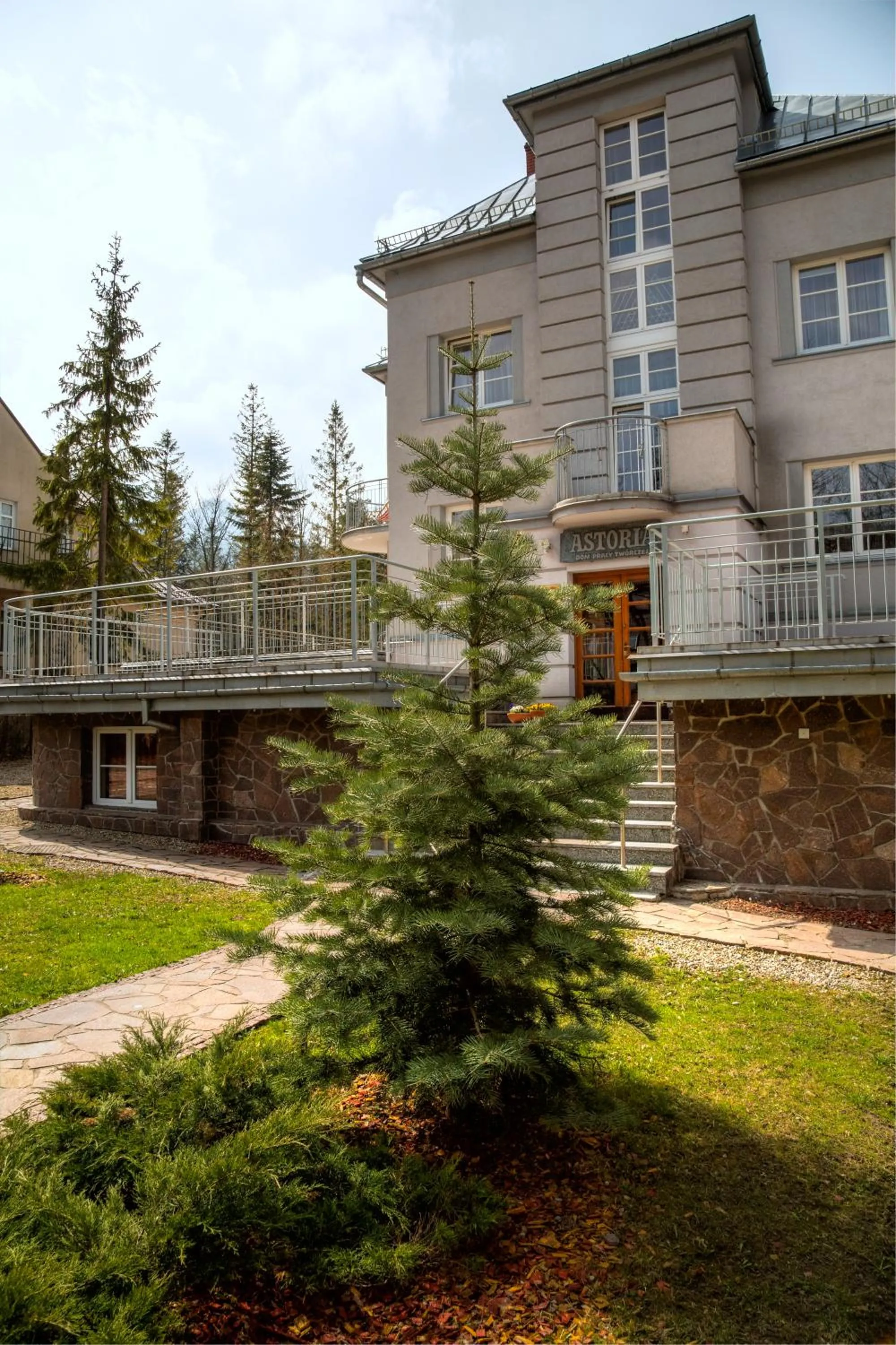 Facade/entrance in Astoria - Willa Literatów