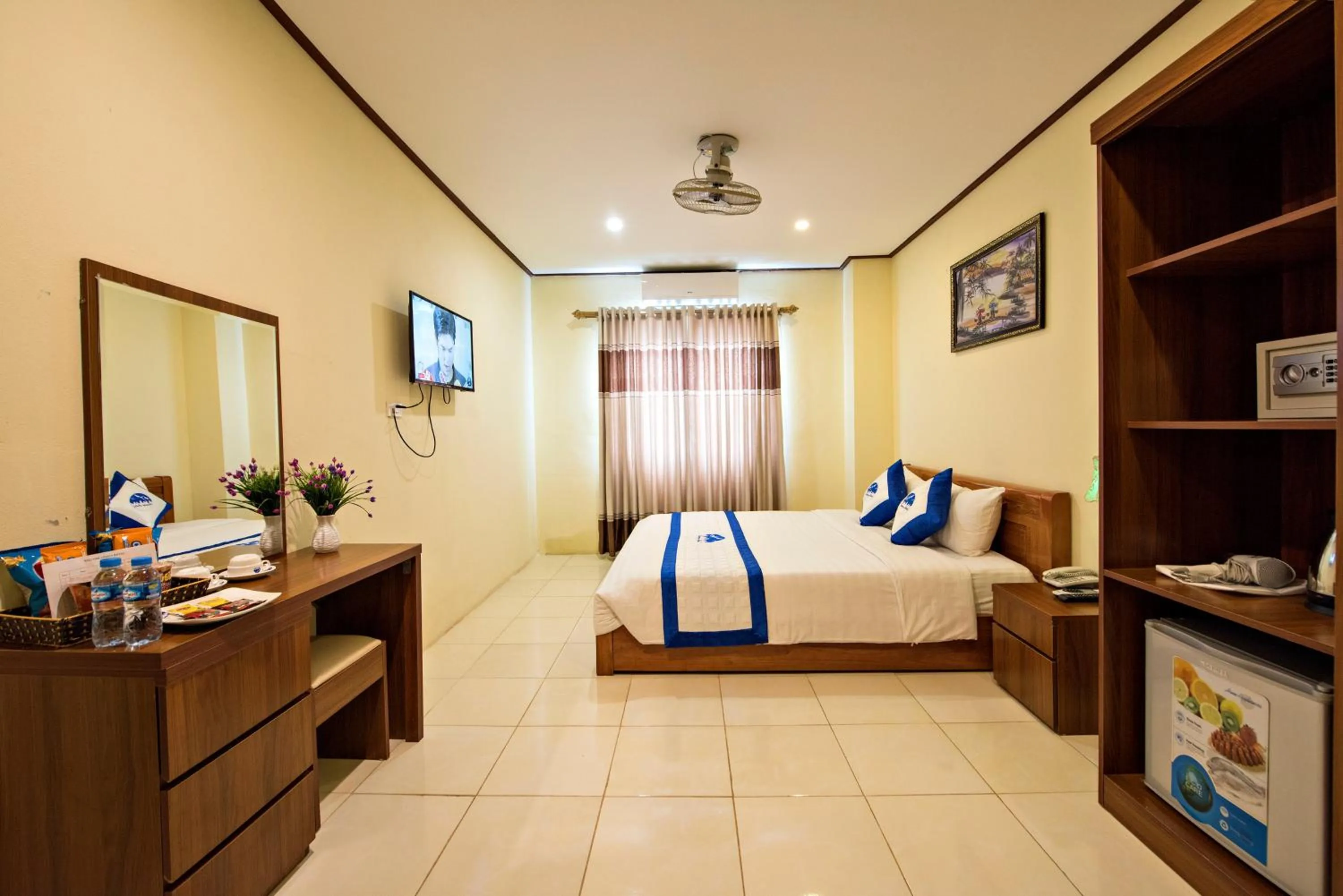 Photo of the whole room, Bed in Annecy Hotel