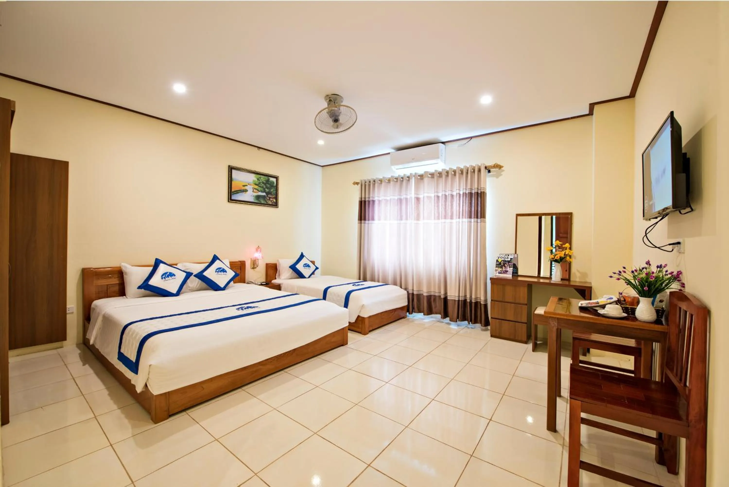 Photo of the whole room, Bed in Annecy Hotel