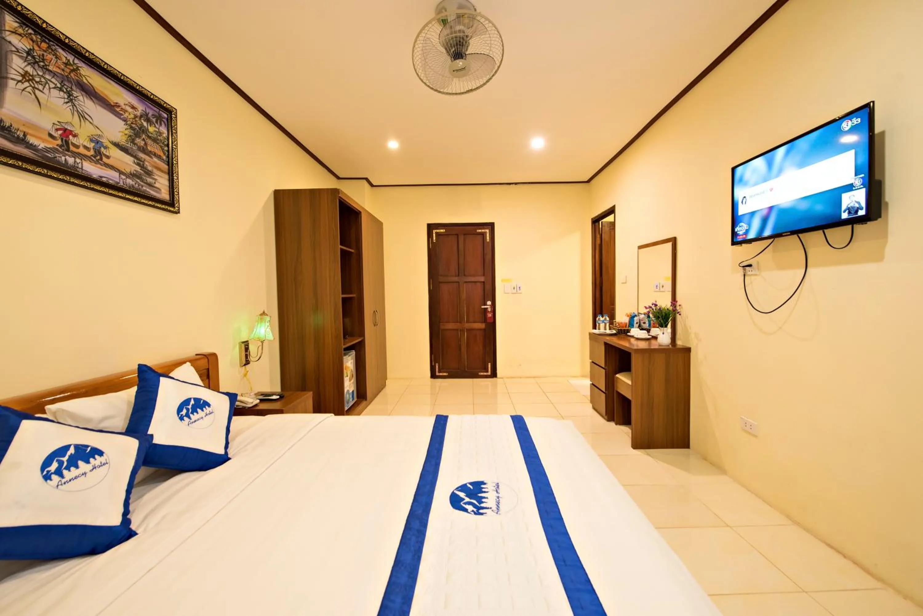 Photo of the whole room, Bed in Annecy Hotel