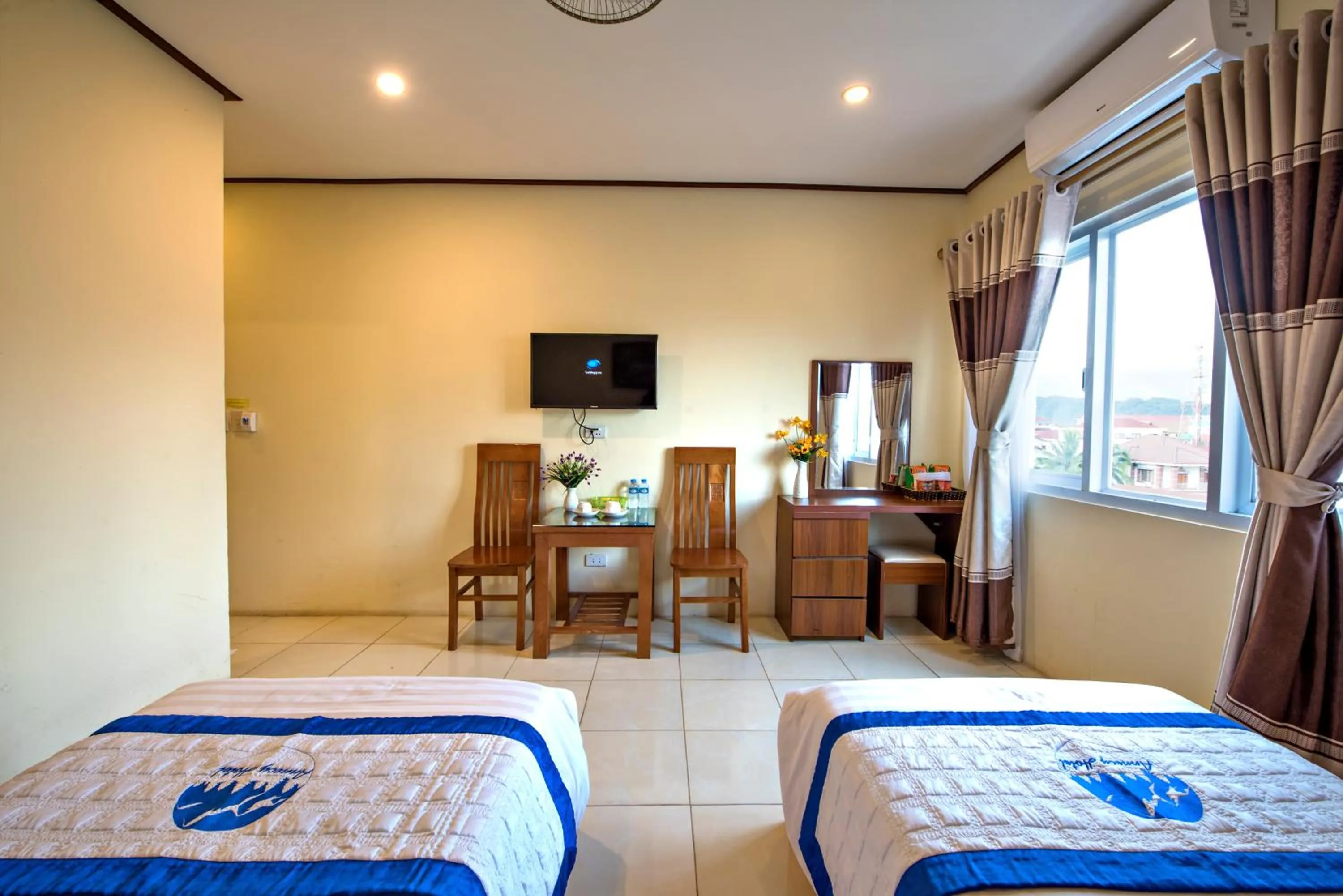 TV and multimedia, Bed in Annecy Hotel