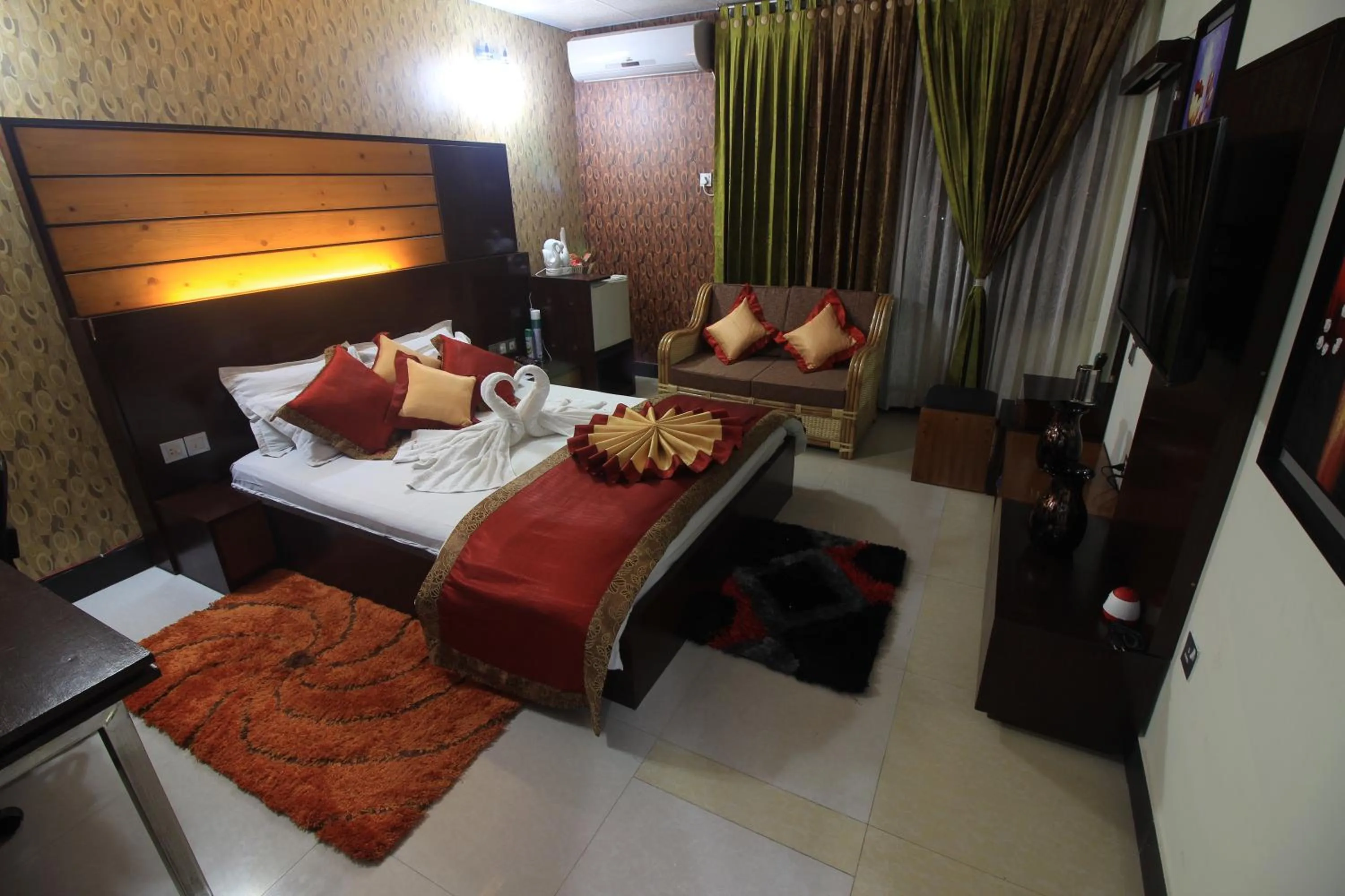 Bedroom in Tiger Garden Int Hotel