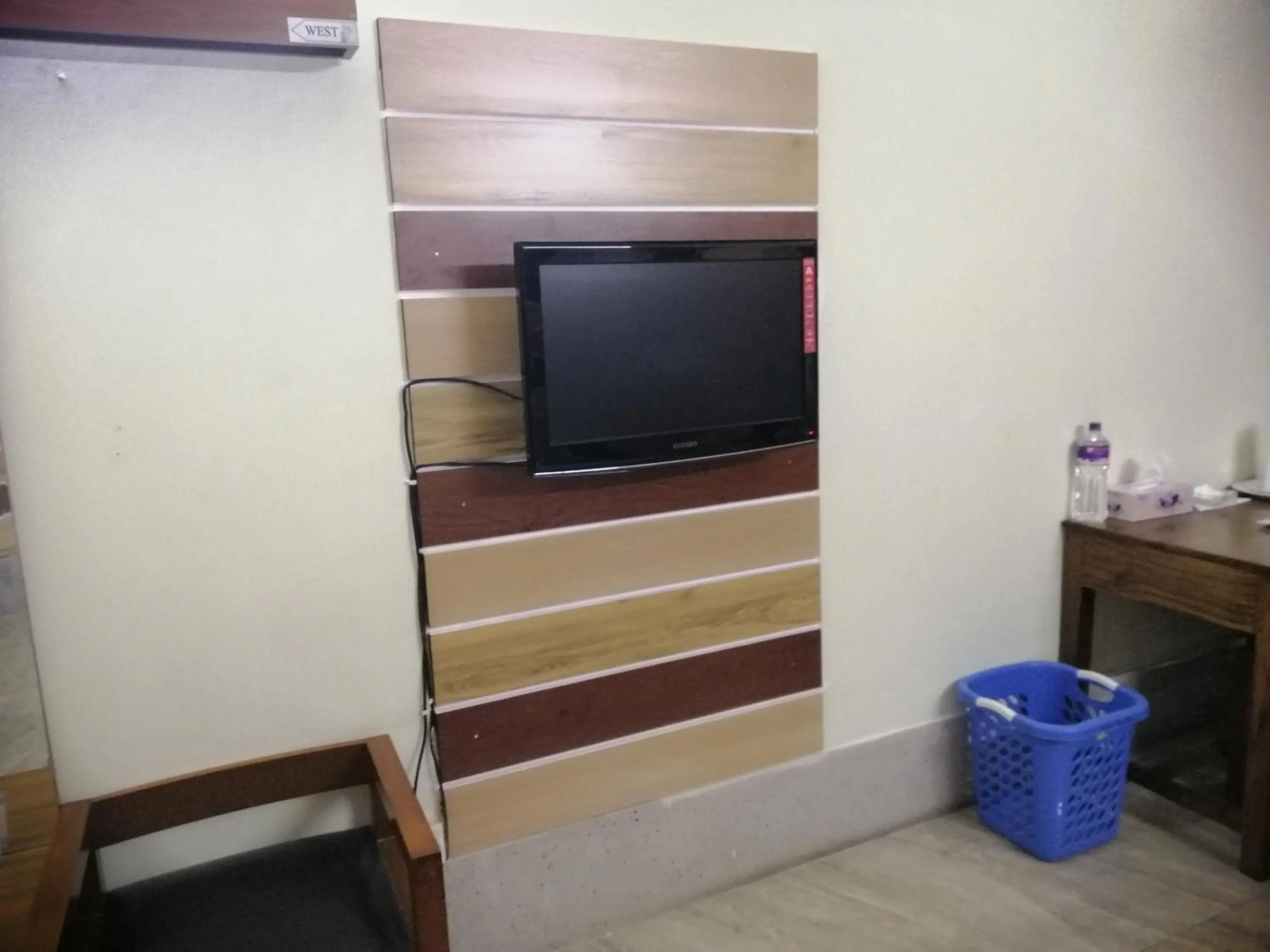 Communal lounge/ TV room in Tiger Garden Int Hotel