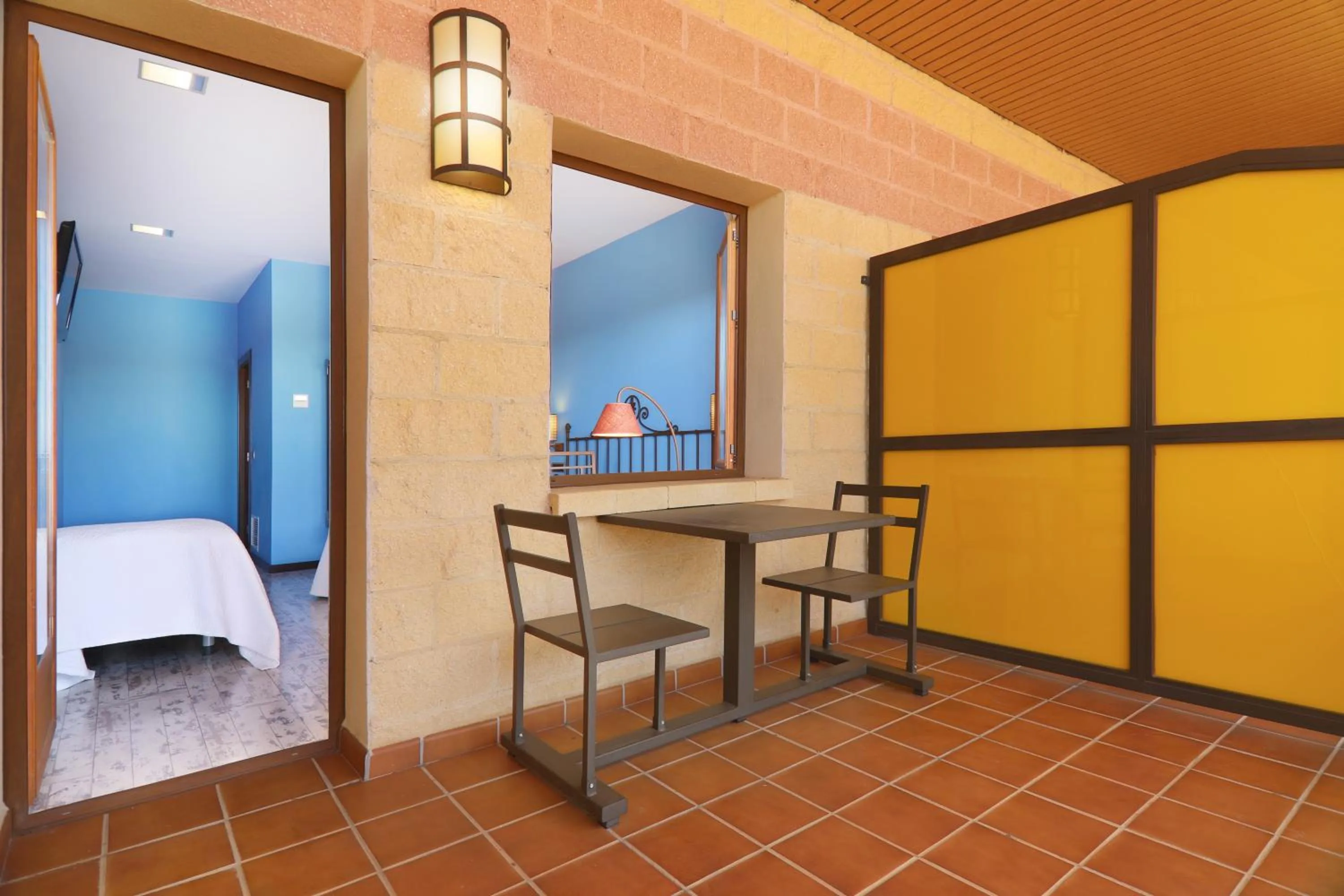 Balcony/Terrace, Bed in Hotel Moya