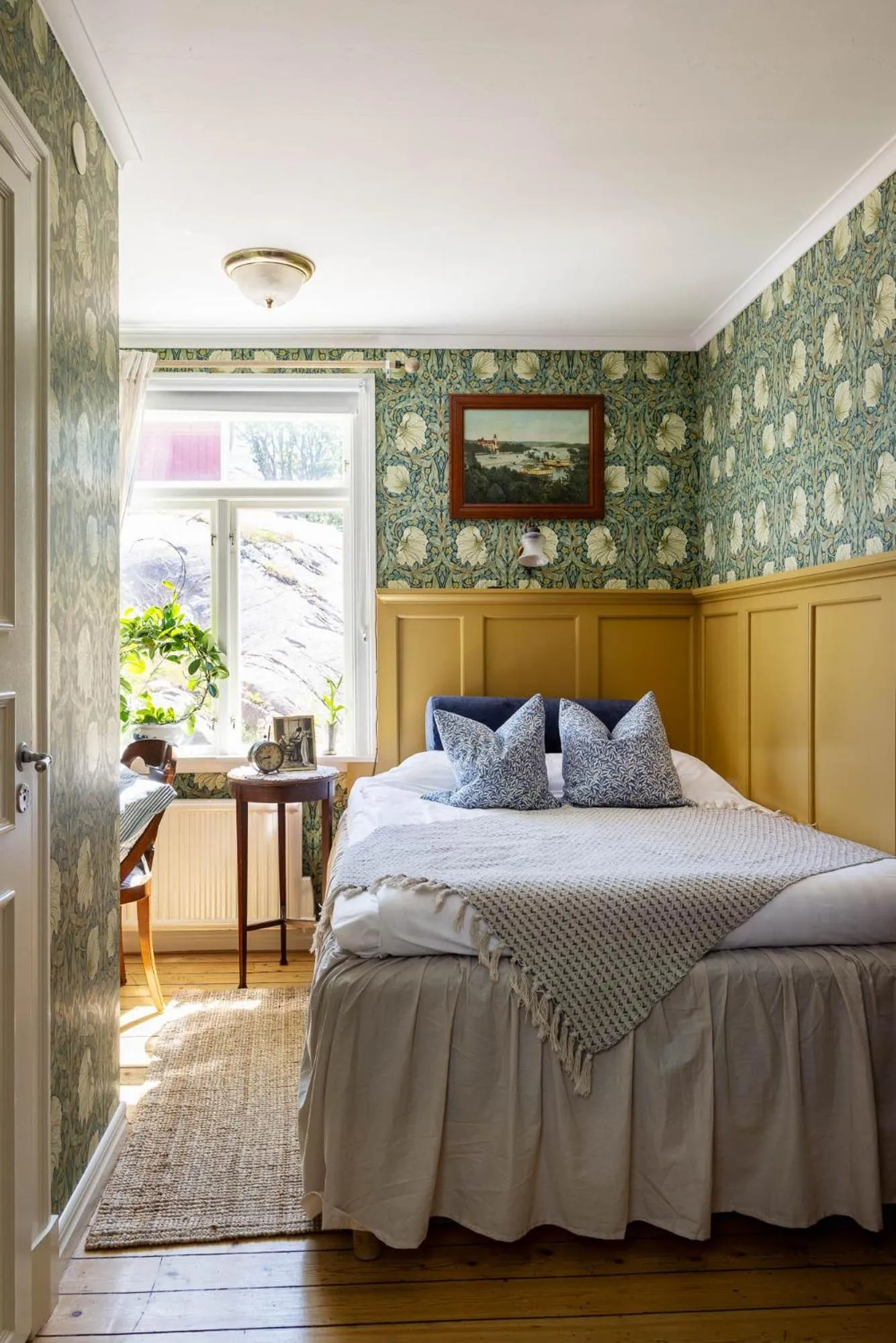 Property building, Bed in Strandflickornas Havshotell Lysekil