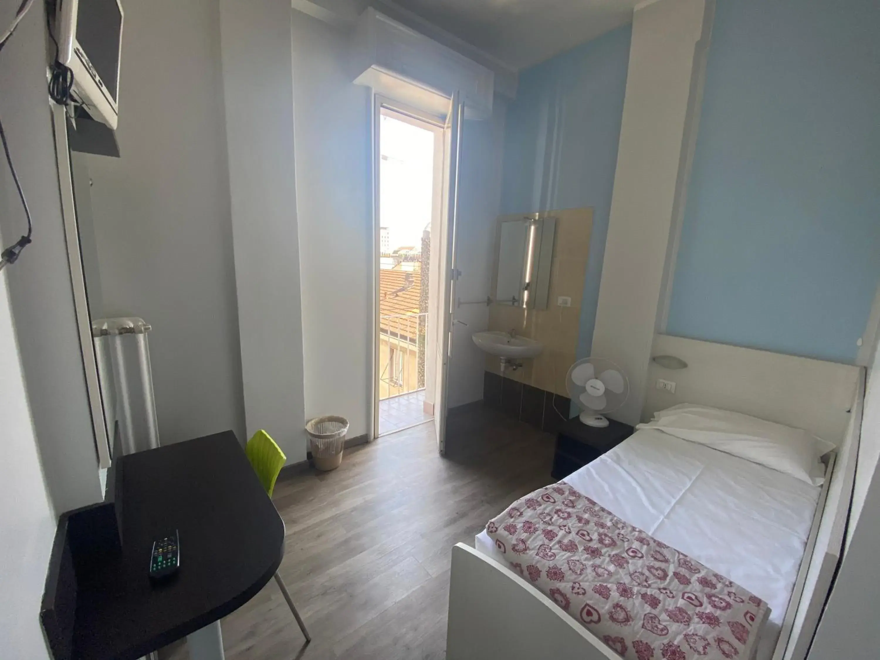 Single Room with Shared Bathroom in Hotel Kennedy Single Room with Shared Bathroom in Hotel Kennedy