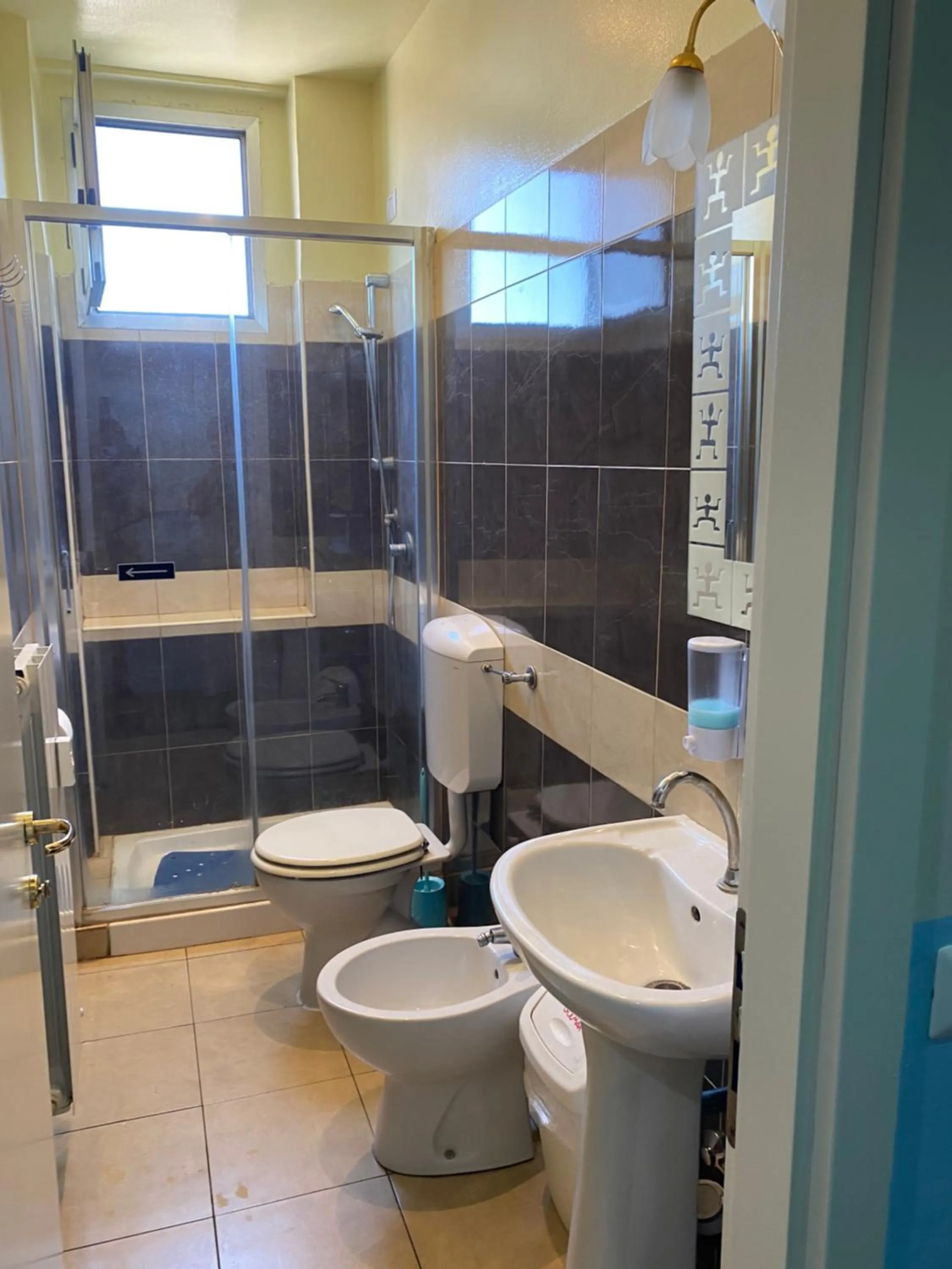 Shower in Hotel Kennedy