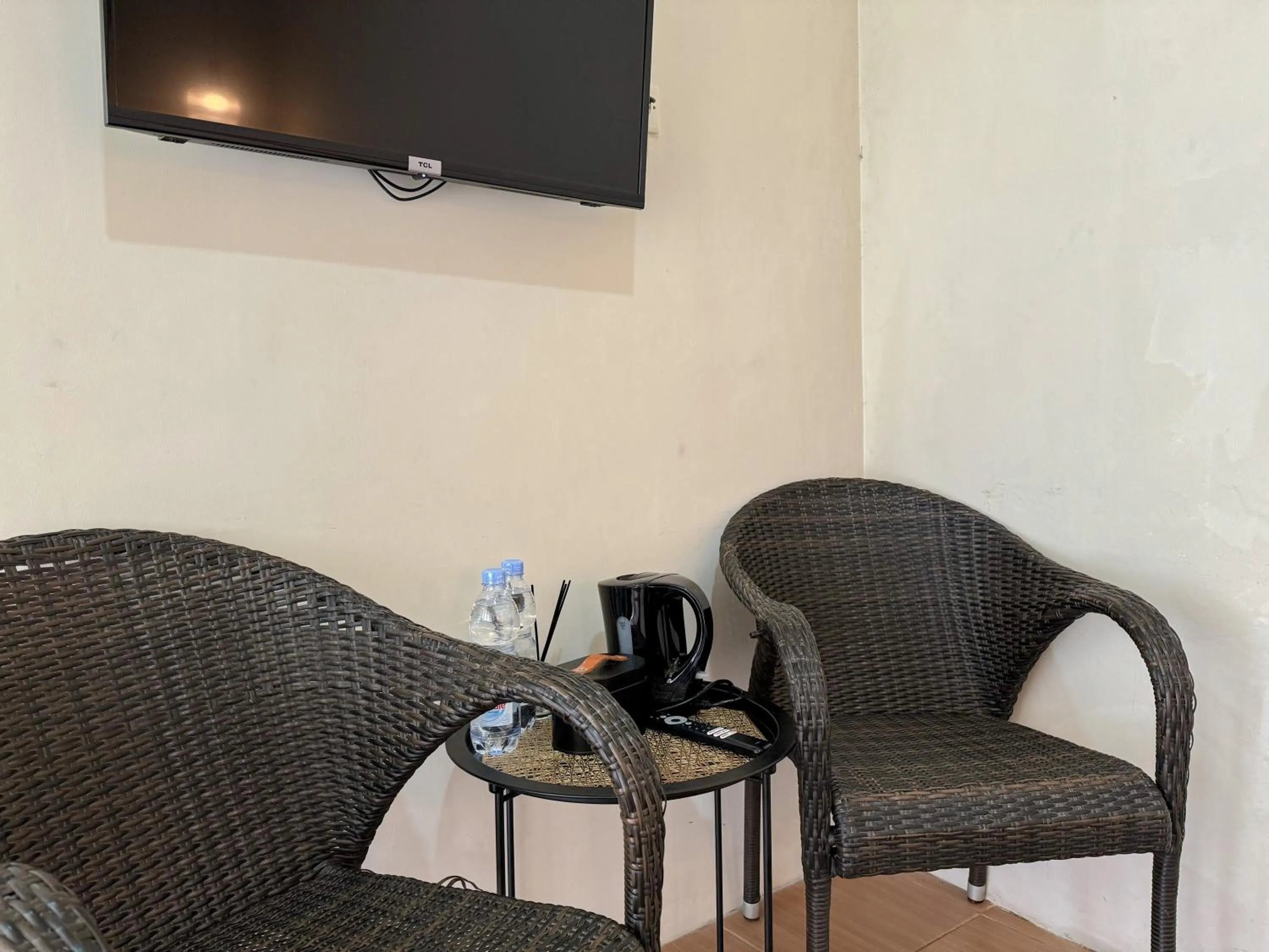 Seating area in OWK Homestay Syariah Mitra RedDoorz Wonosobo