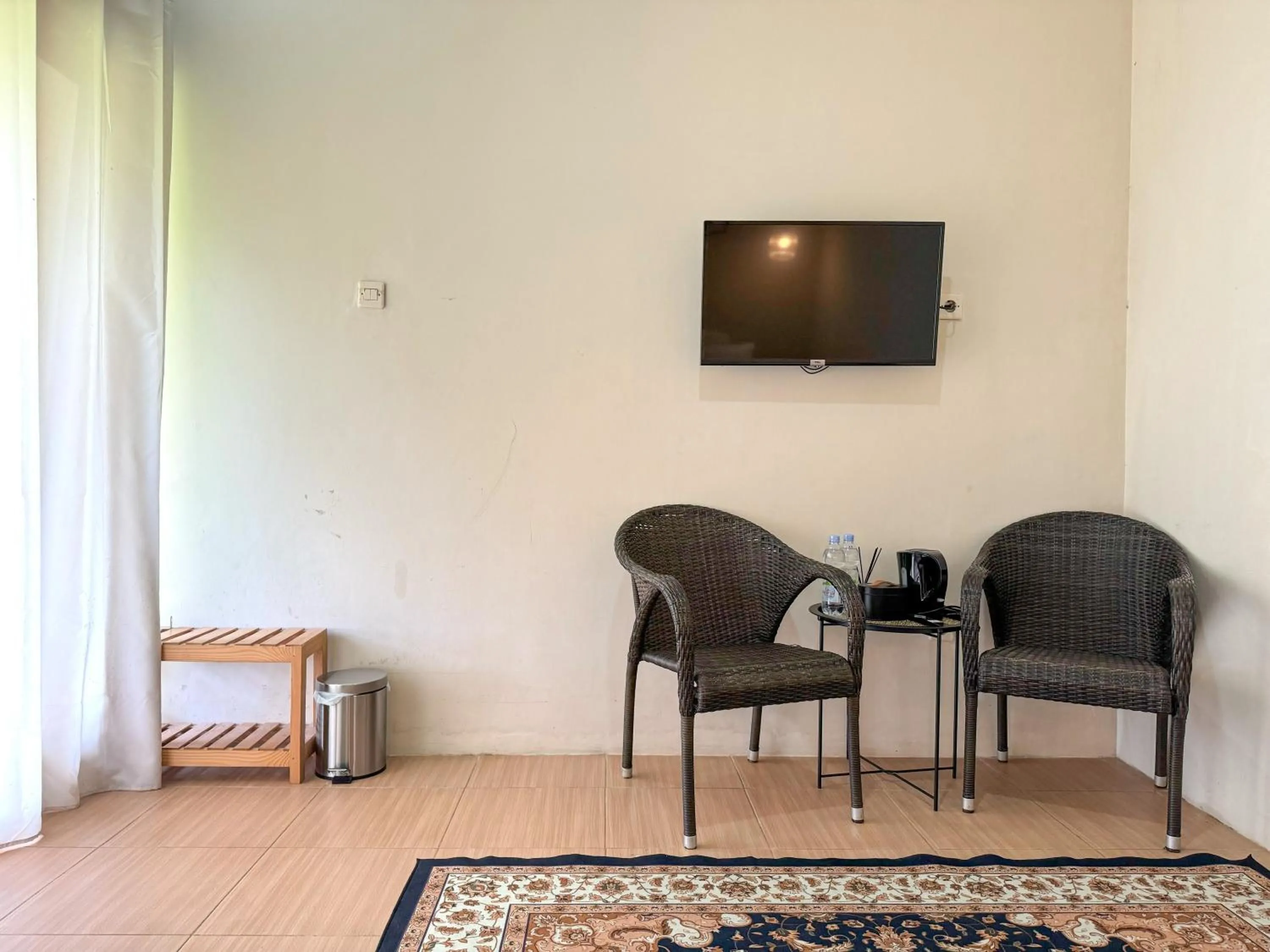 Seating area in OWK Homestay Syariah Mitra RedDoorz Wonosobo