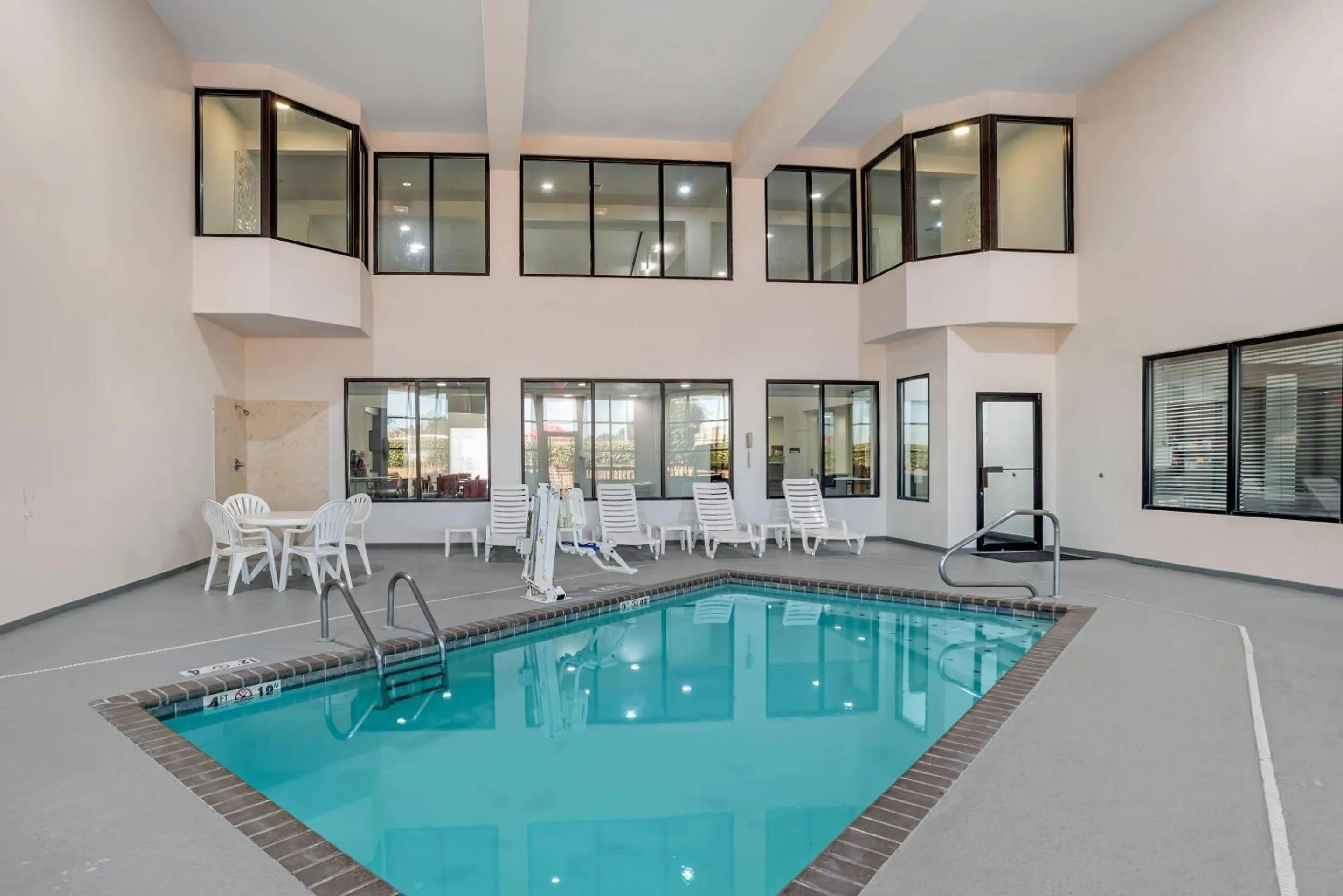 Swimming pool in Comfort Suites Hattiesburg near University