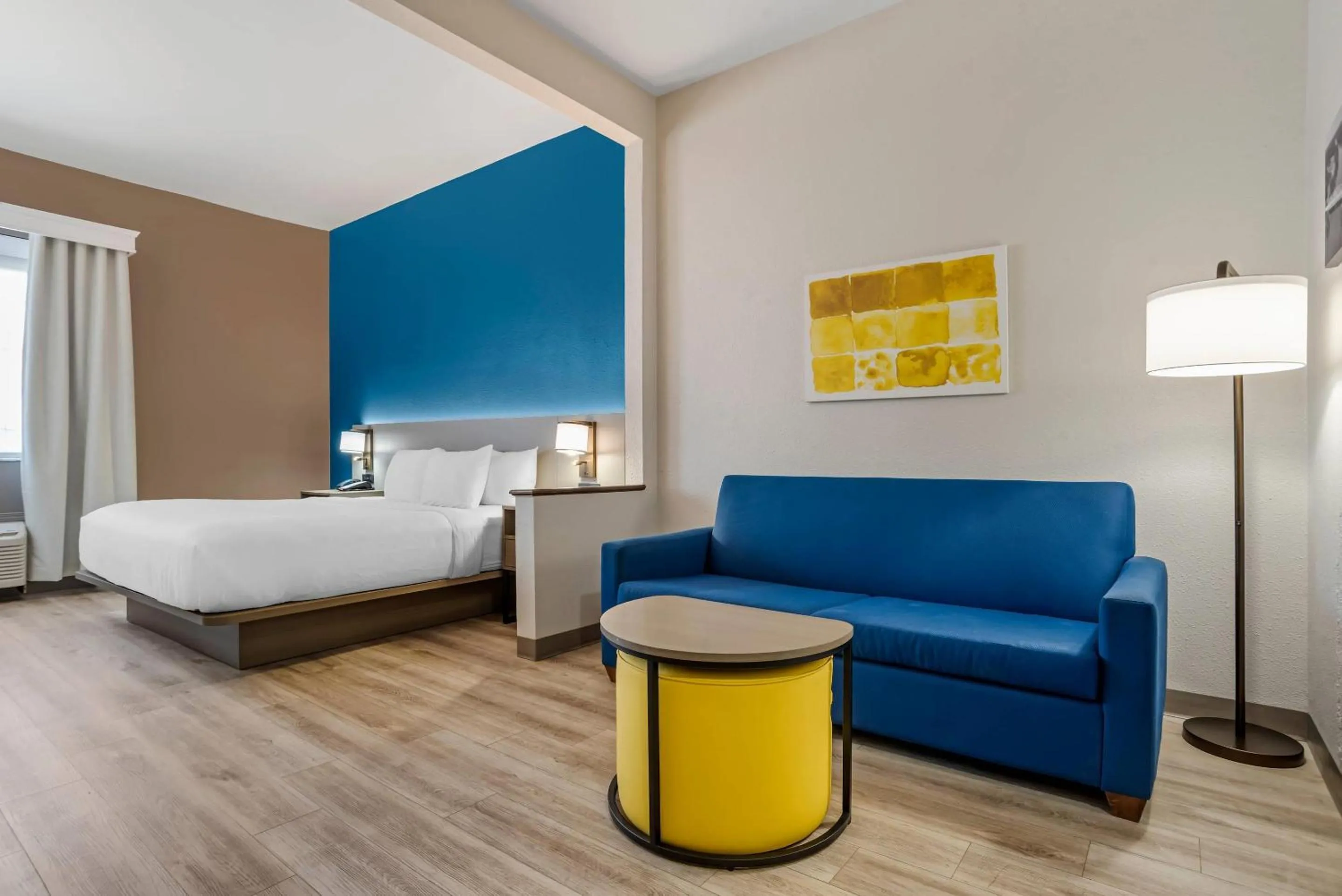 Bedroom, Bed in Comfort Suites Hattiesburg near University