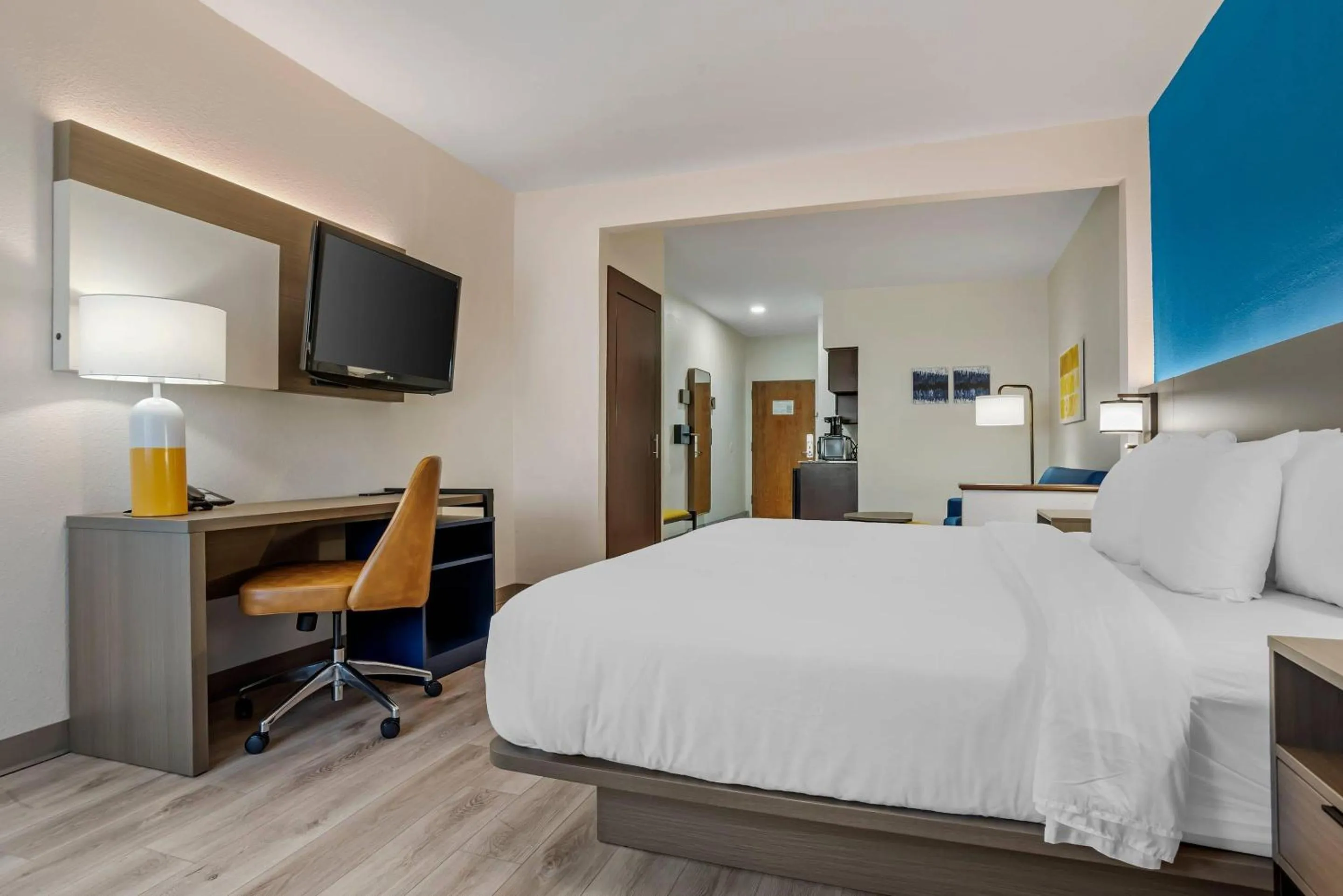 Bedroom, Bed in Comfort Suites Hattiesburg near University