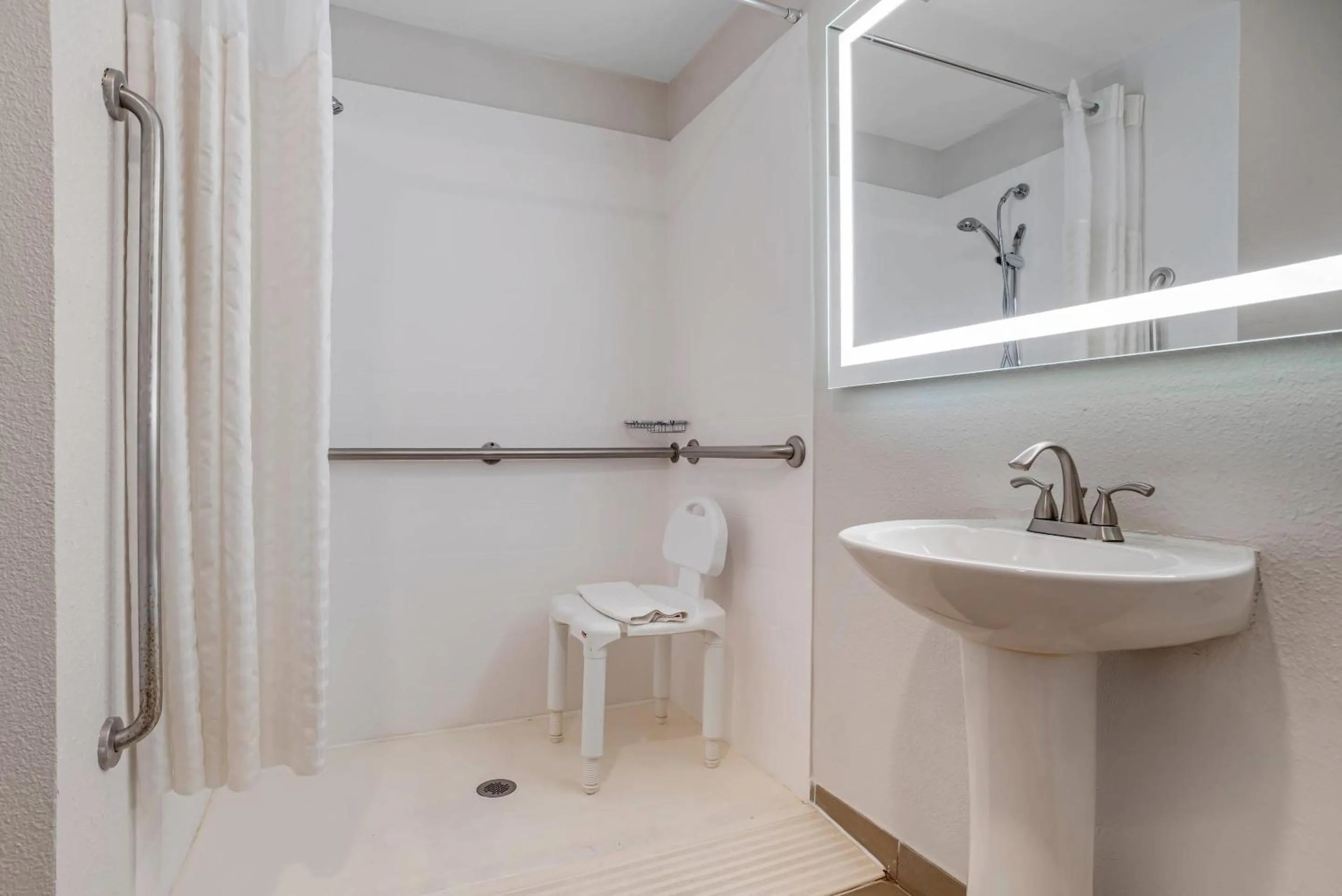 Bedroom in Comfort Suites Hattiesburg near University